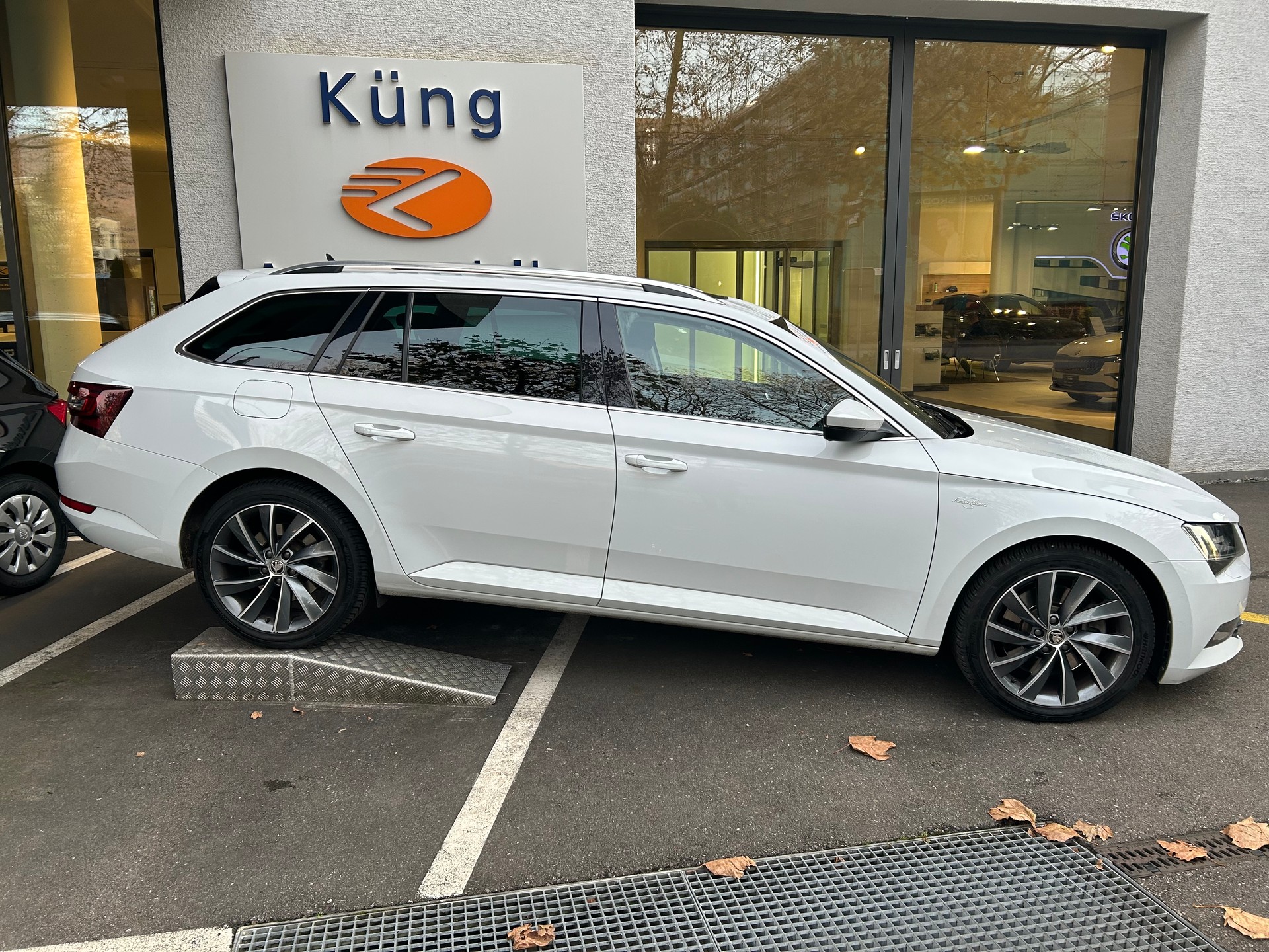 SKODA Superb Combi 2.0 TSI L&K DSG 4x4-image-1