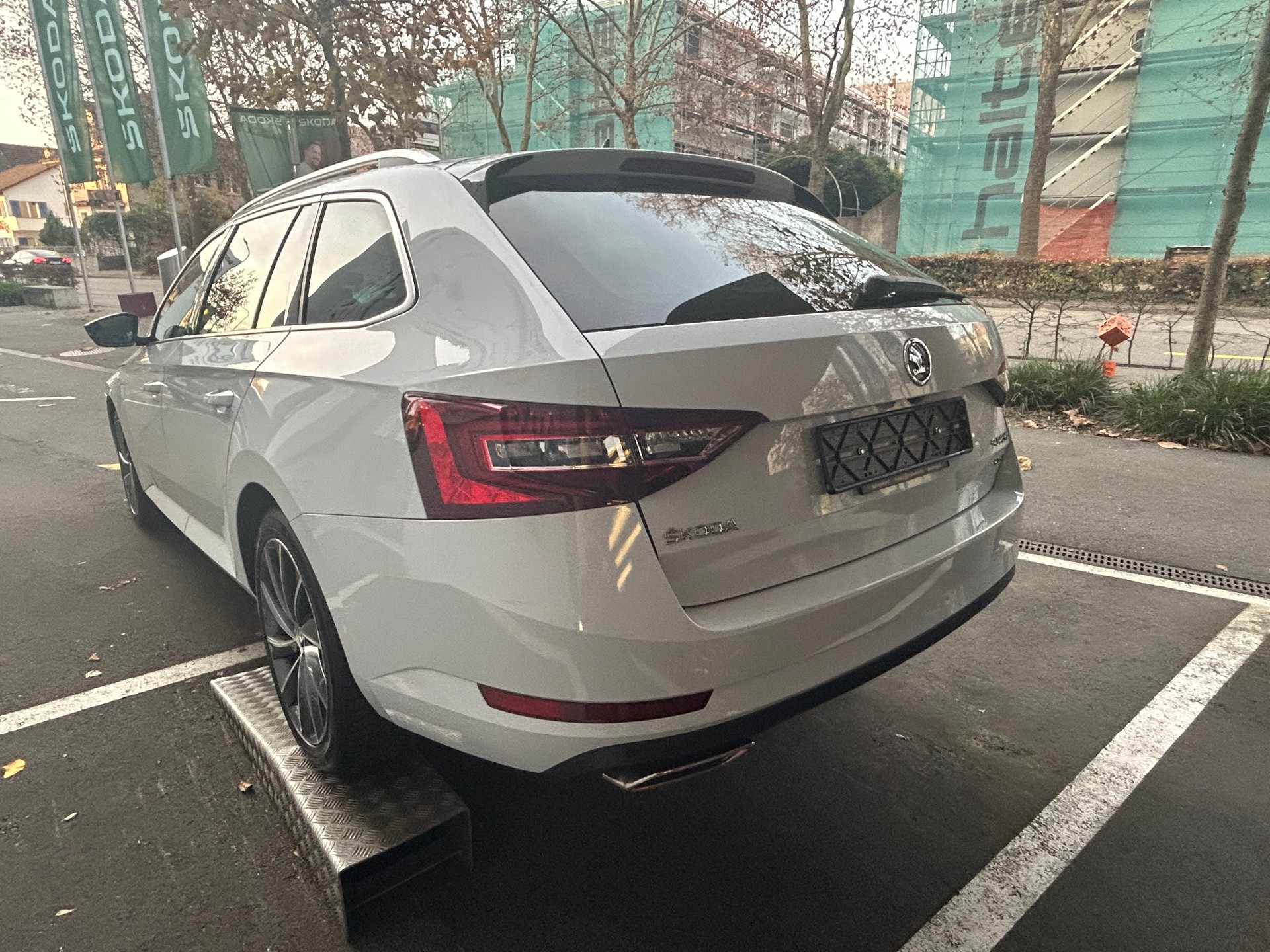 SKODA Superb Combi 2.0 TSI L&K DSG 4x4-image-4