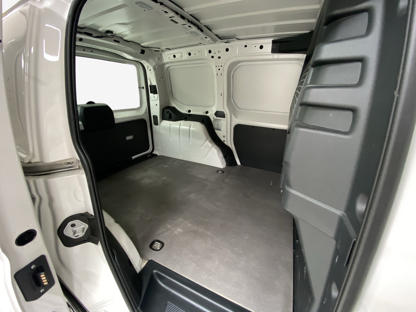 VW Caddy Cargo 2.0TDI-image-11