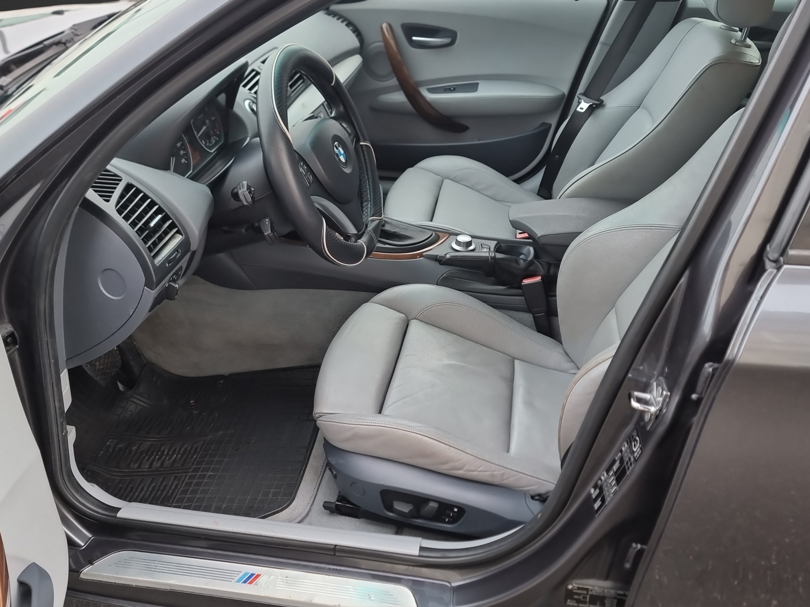 BMW 120i-image-8
