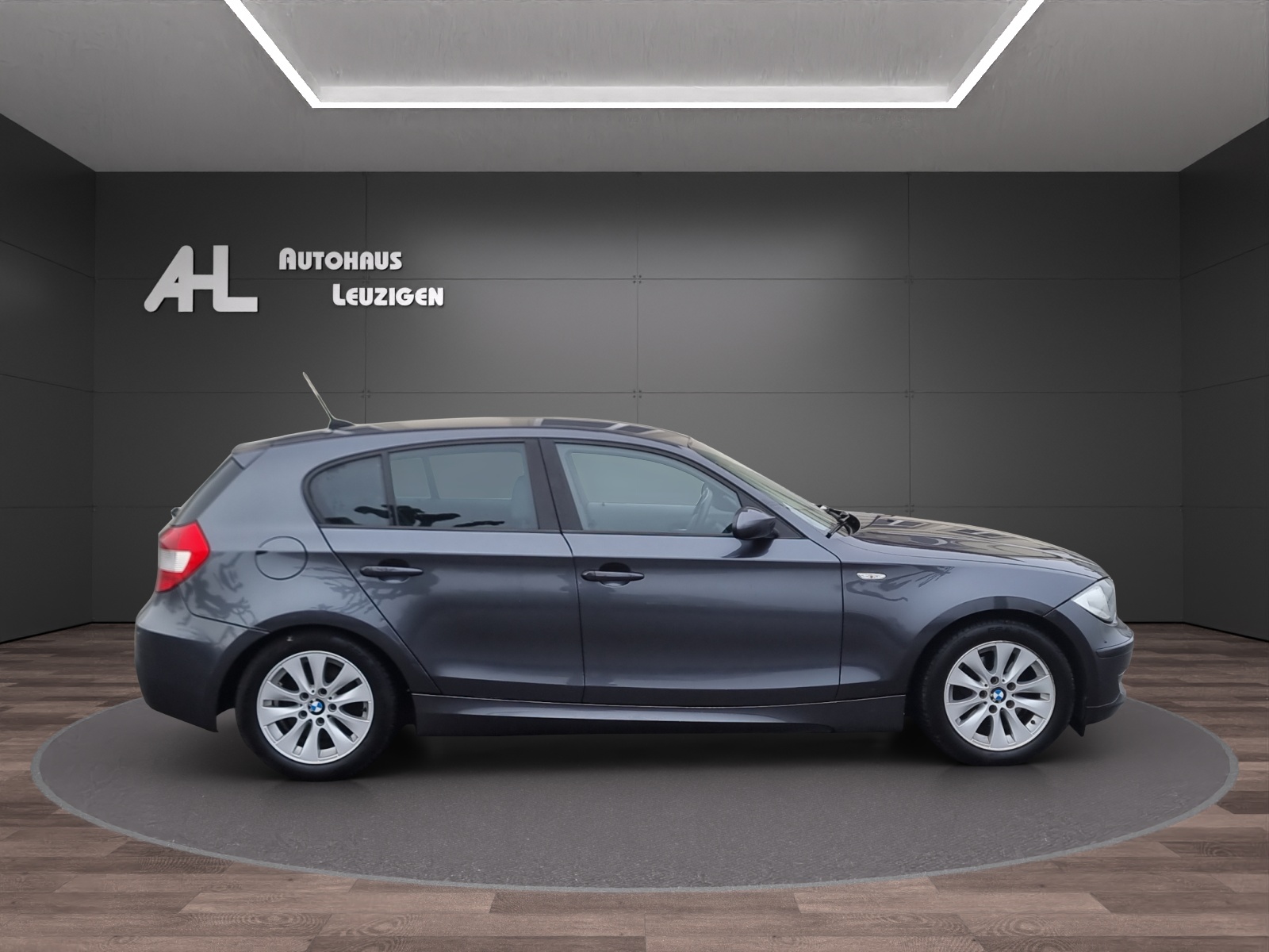 BMW 120i-image-5