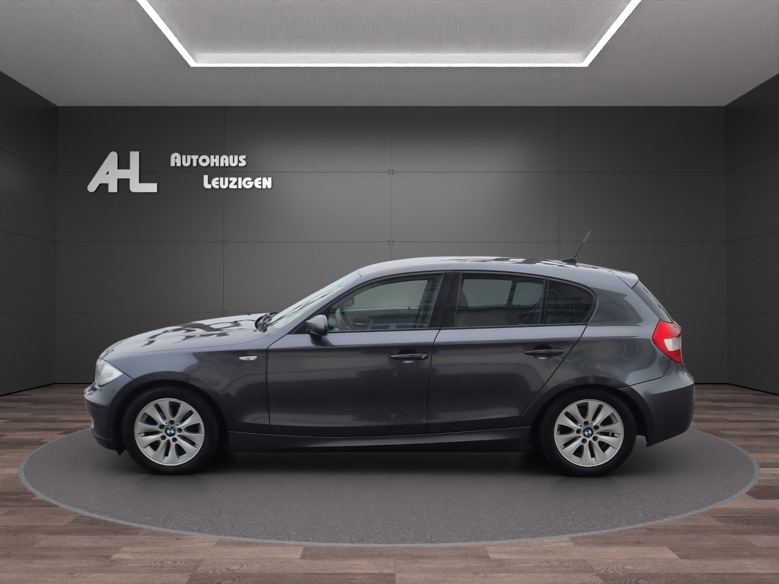 BMW 120i-image-1