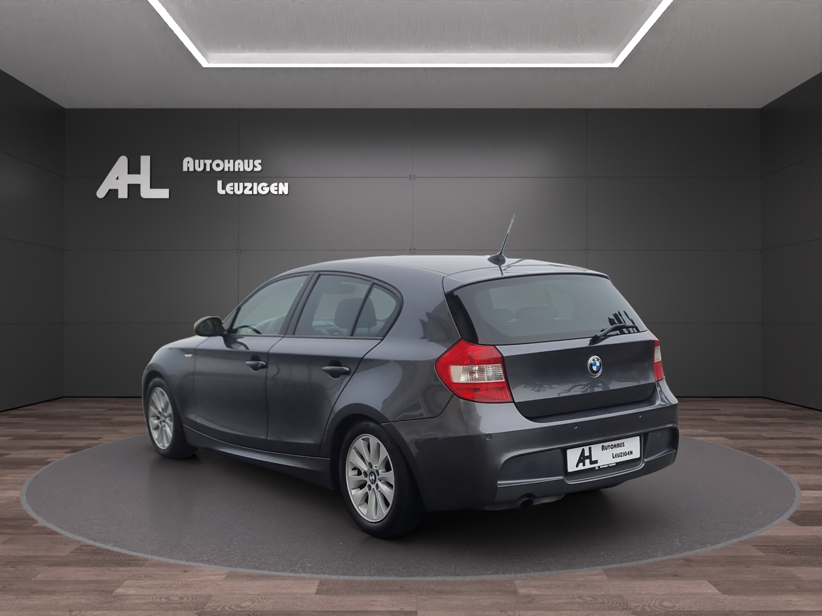 BMW 120i-image-2