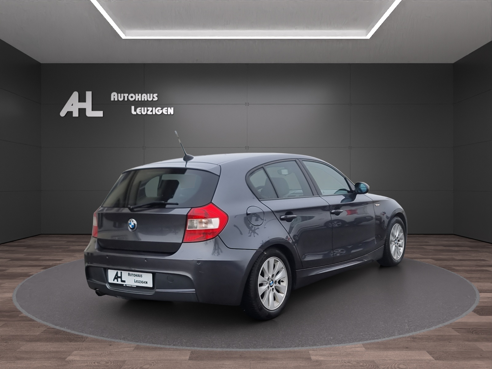 BMW 120i-image-4
