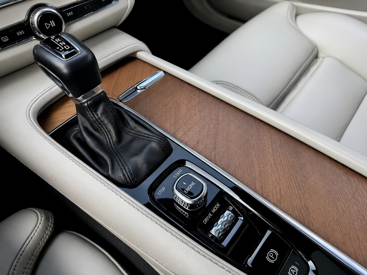 VOLVO S90 2.0 D5 Inscription AWD-image-11