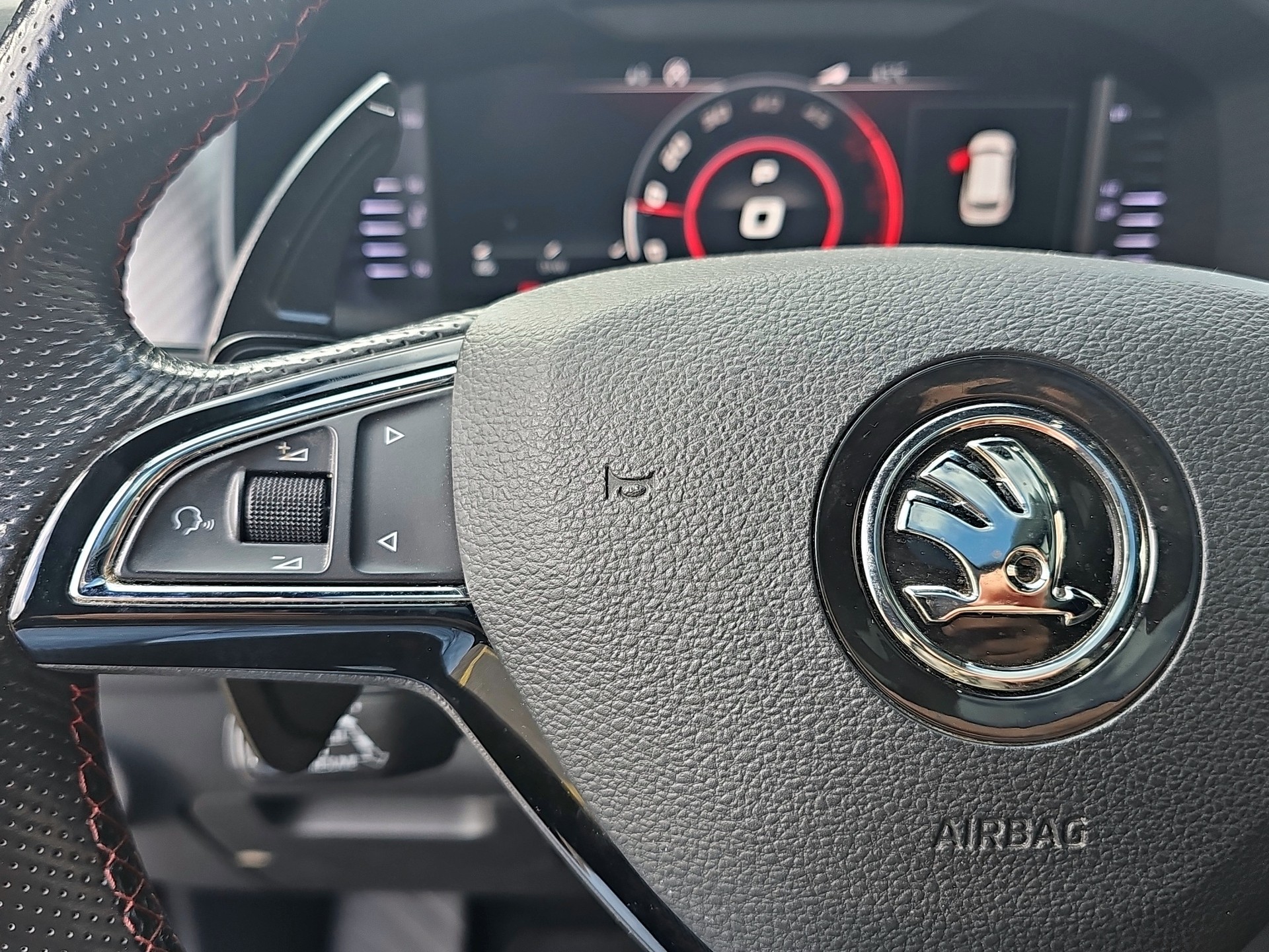 SKODA Kodiaq 2.0 Bi-TDI SCR RS 4x4 DSG-image-16