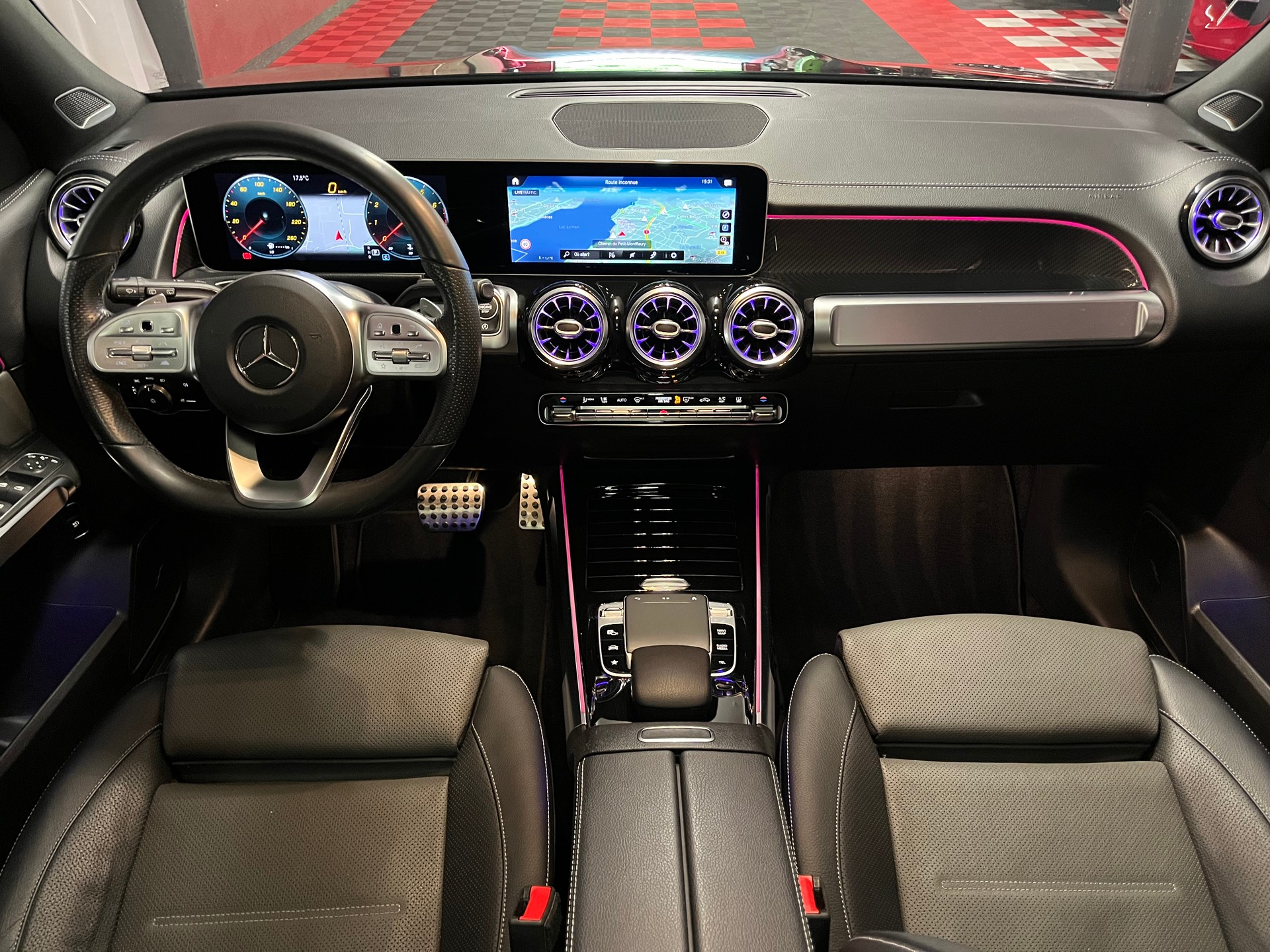 MERCEDES-BENZ GLB 250 4Matic AMG Line 8G-Tronic-image-14