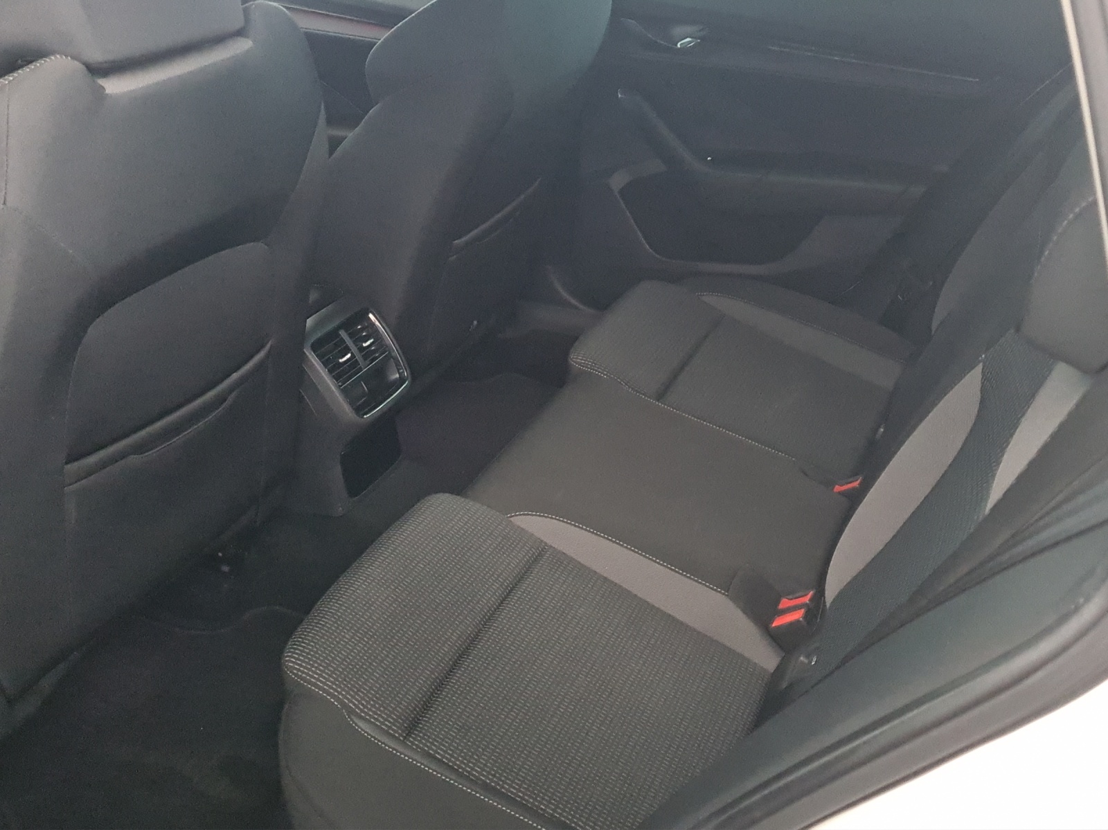 SKODA Octavia Combi 2.0 TDI DSG Ambition-image-6