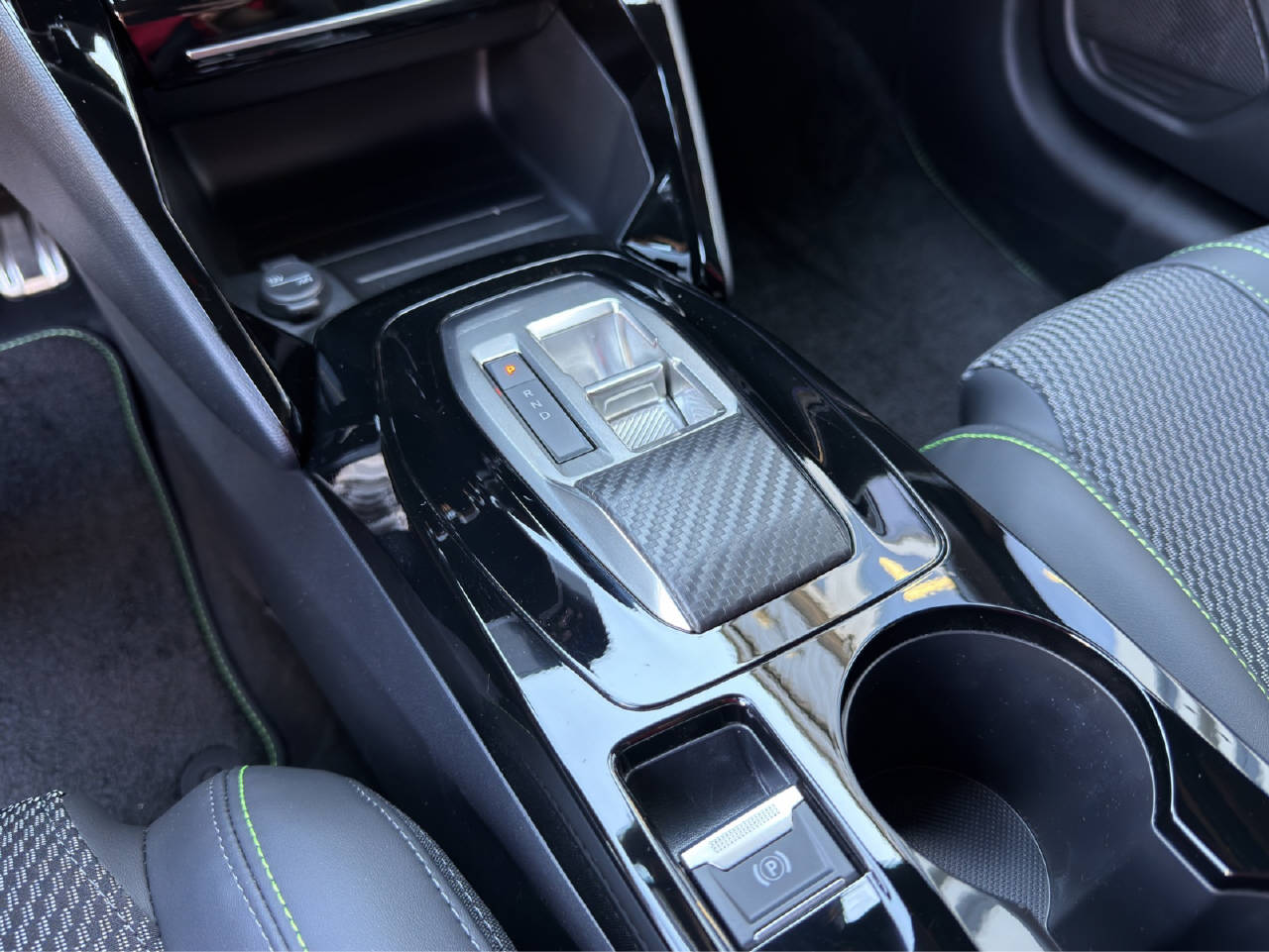 PEUGEOT 208 1.2 Hybrid 145 GT-image-7