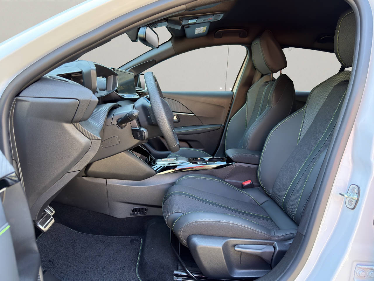 PEUGEOT 208 1.2 Hybrid 145 GT-image-3