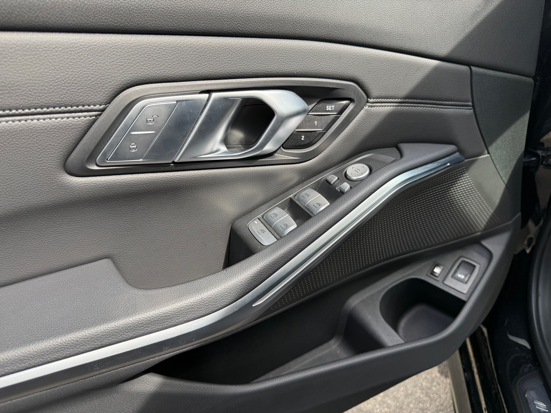 BMW 330e x DriveTouring M Sport Steptronic-image-12