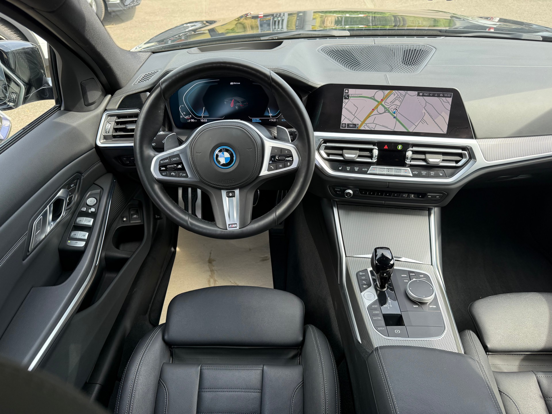 BMW 330e x DriveTouring M Sport Steptronic-image-15