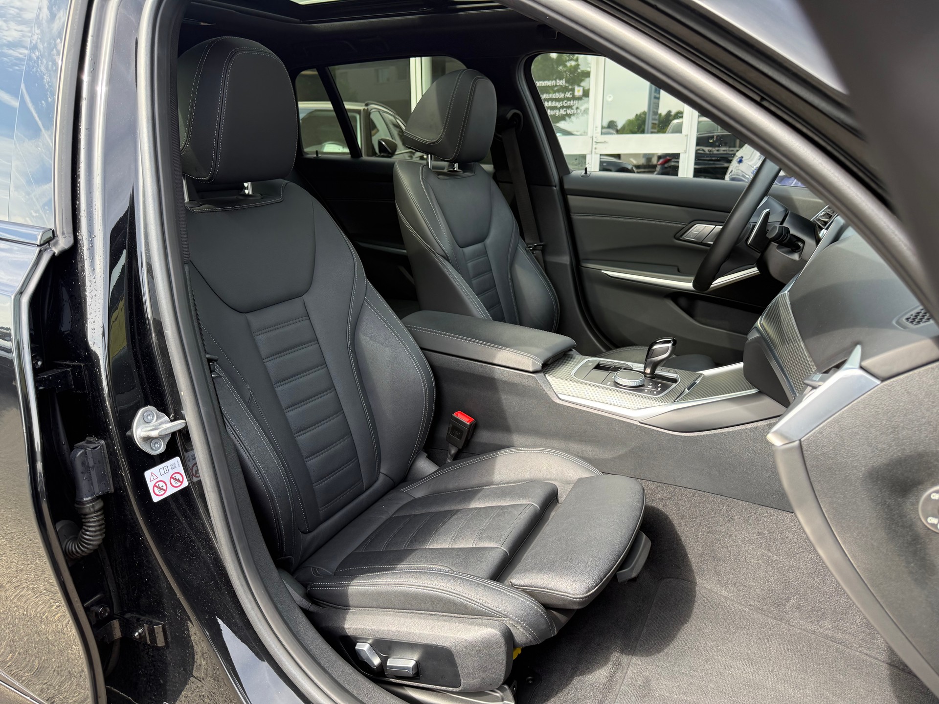 BMW 330e x DriveTouring M Sport Steptronic-image-21