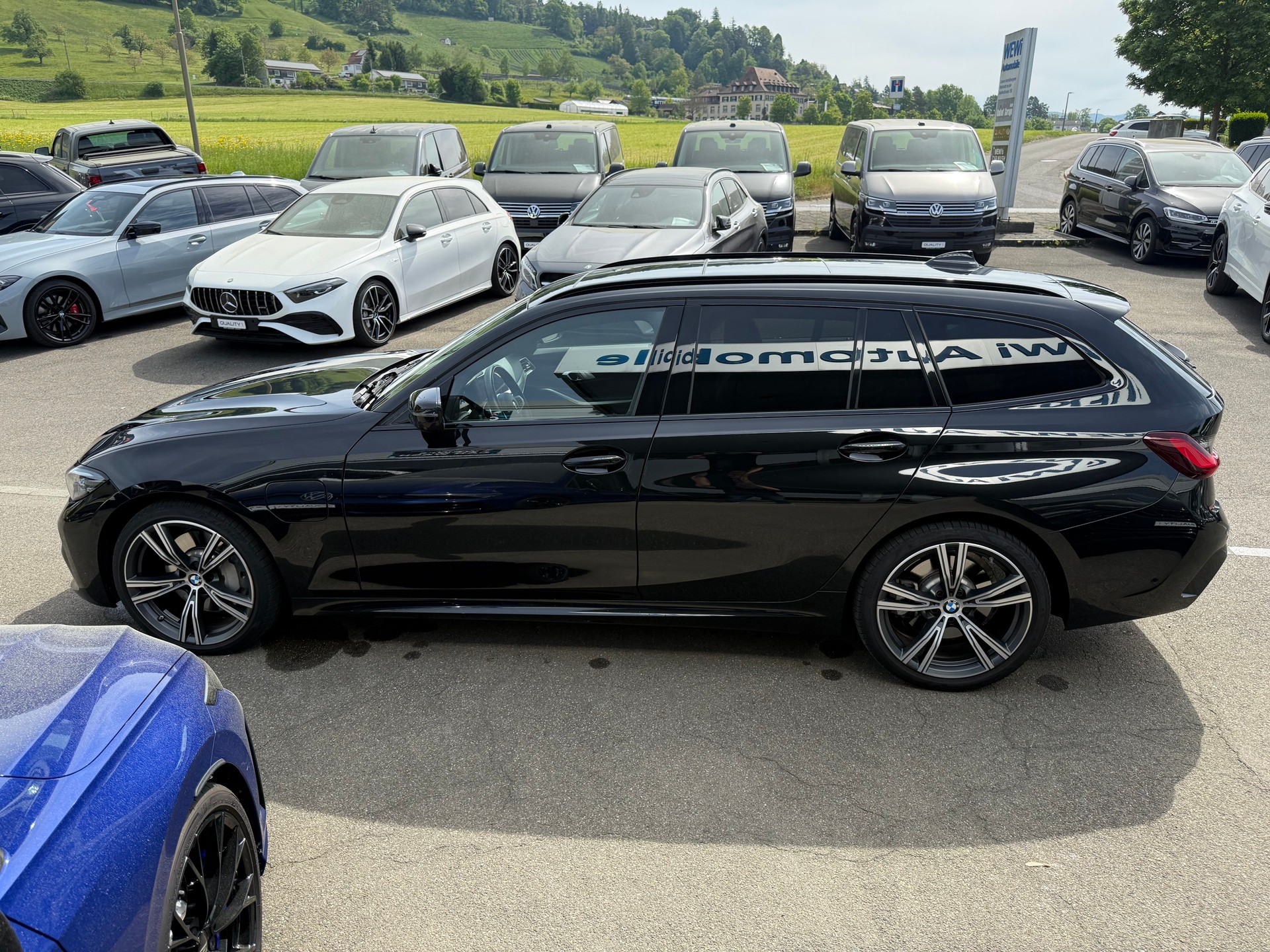 BMW 330e x DriveTouring M Sport Steptronic-image-4