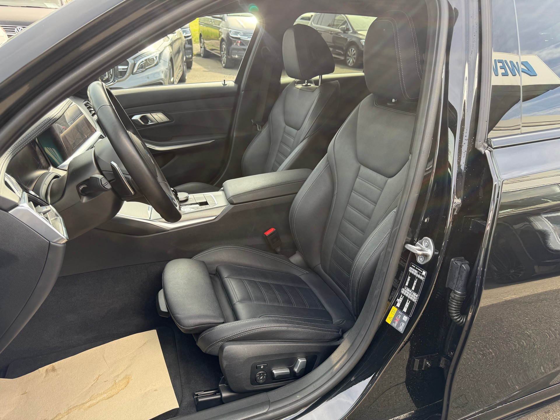 BMW 330e x DriveTouring M Sport Steptronic-image-13