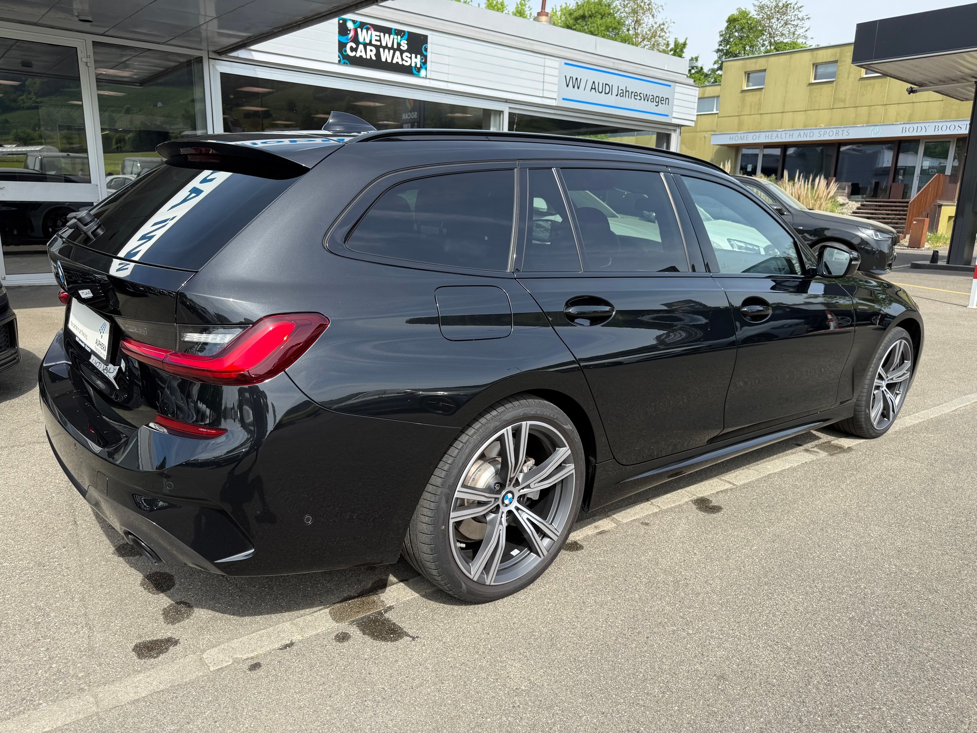 BMW 330e x DriveTouring M Sport Steptronic-image-7