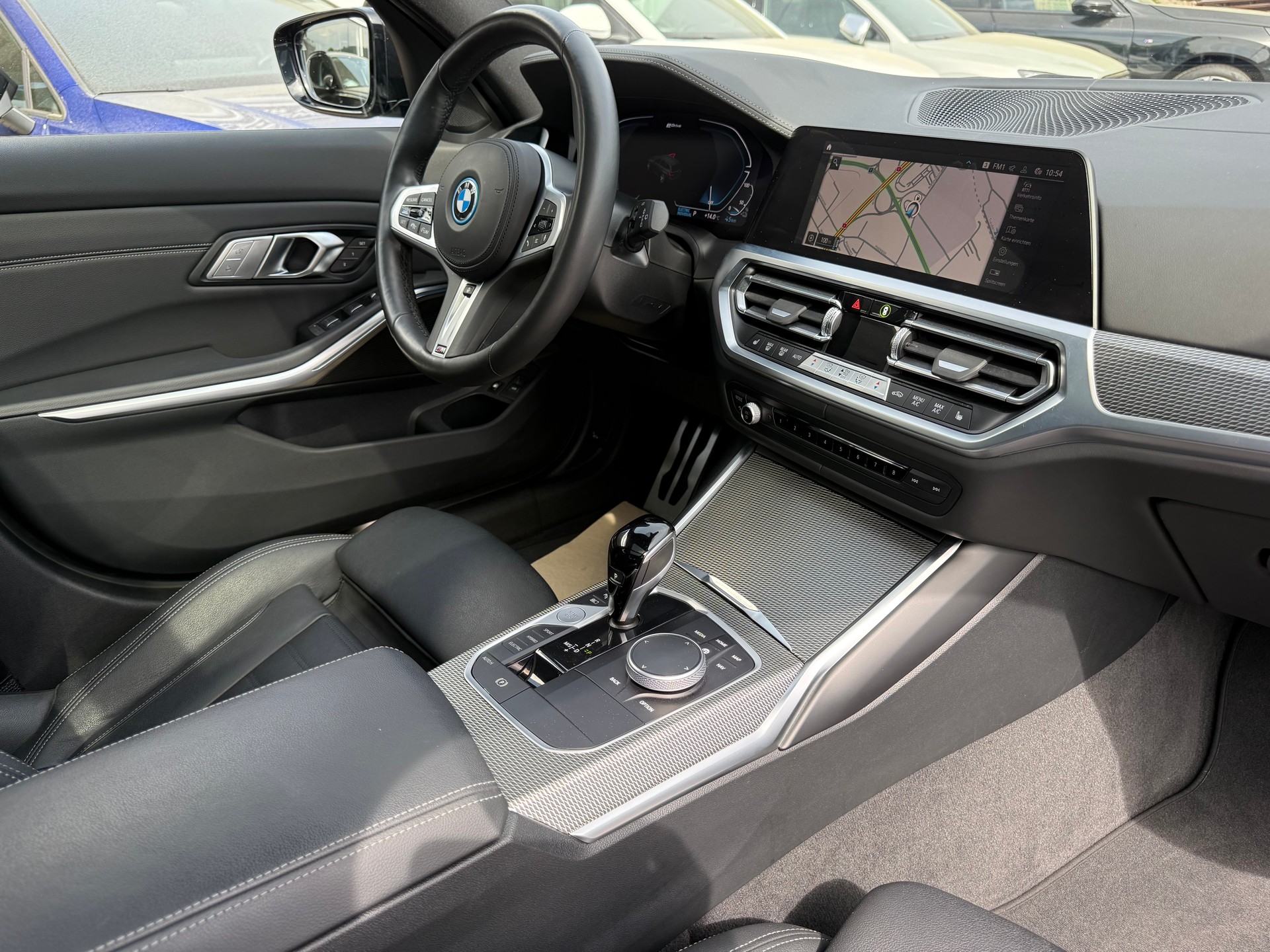 BMW 330e x DriveTouring M Sport Steptronic-image-19