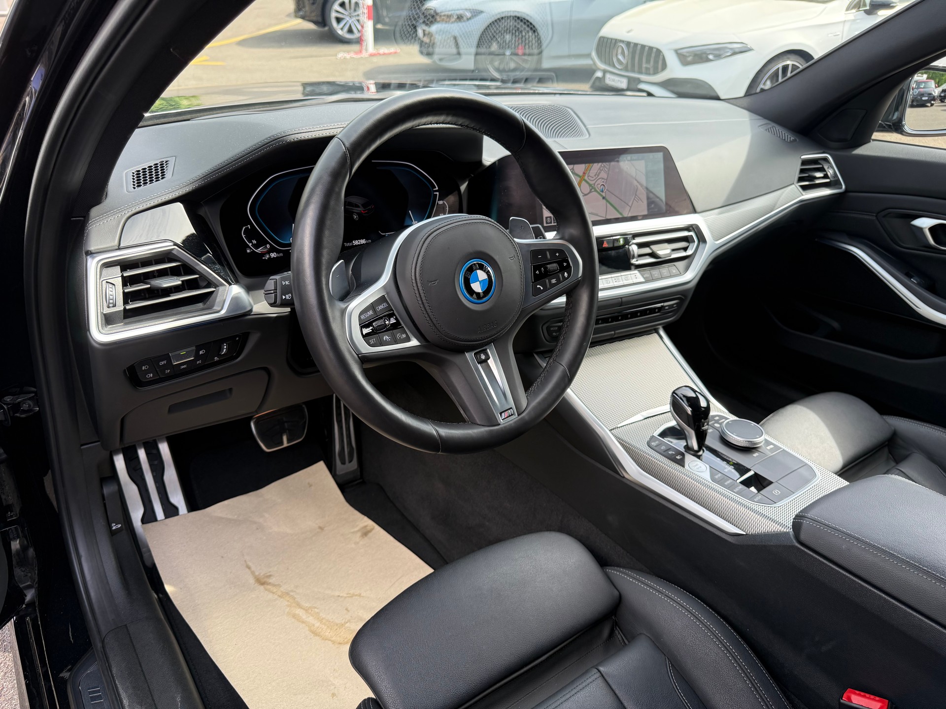 BMW 330e x DriveTouring M Sport Steptronic-image-11
