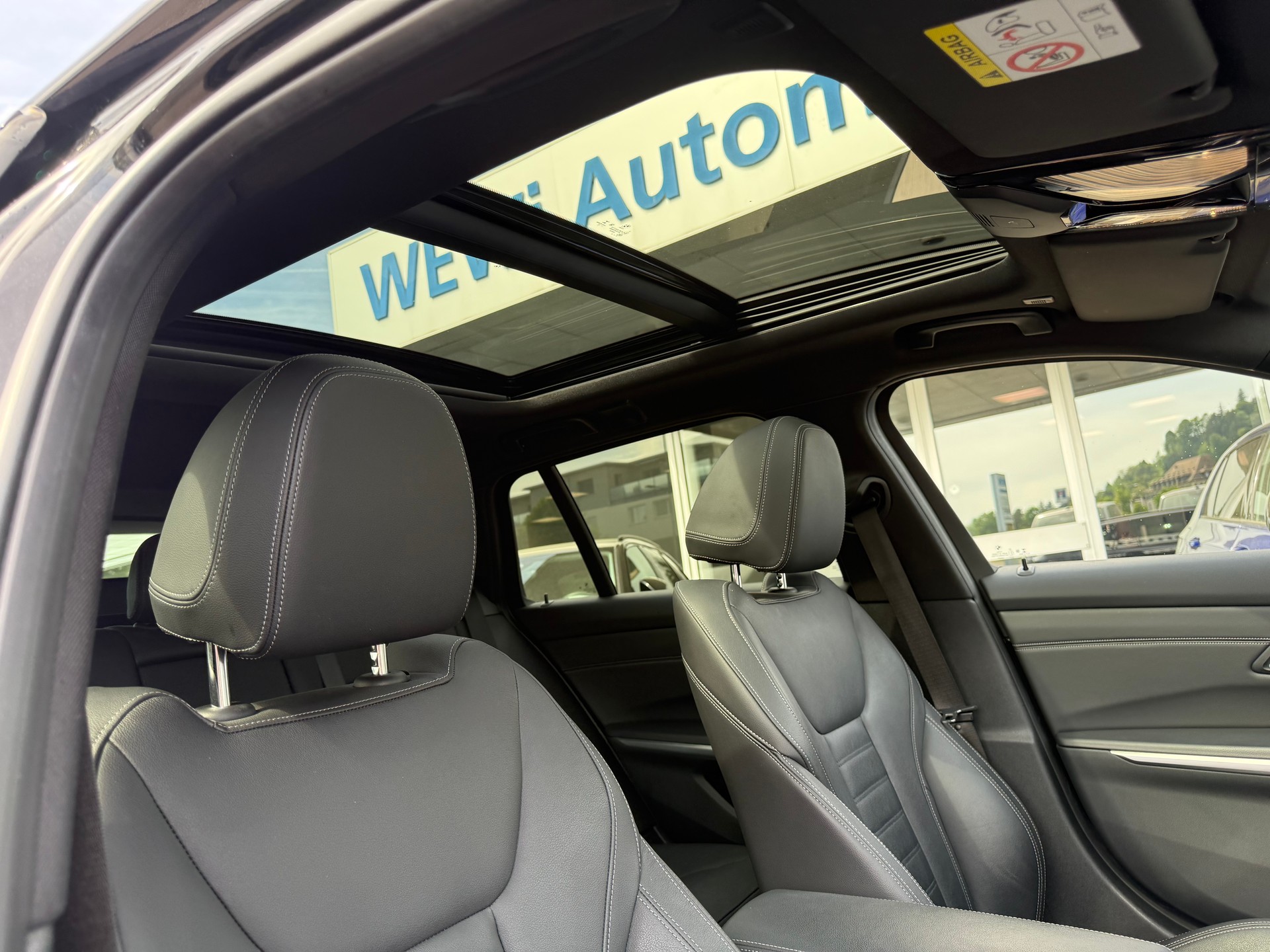 BMW 330e x DriveTouring M Sport Steptronic-image-22