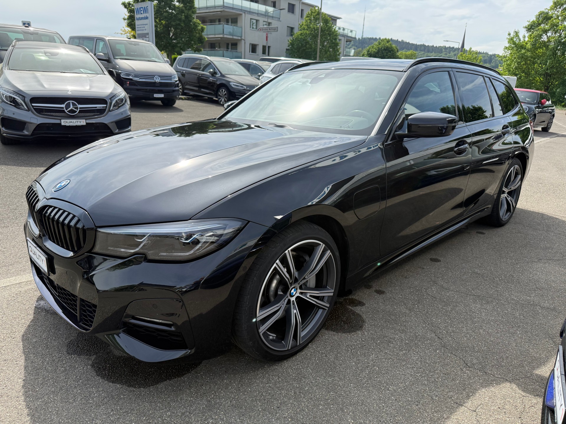 BMW 330e x DriveTouring M Sport Steptronic-image-2