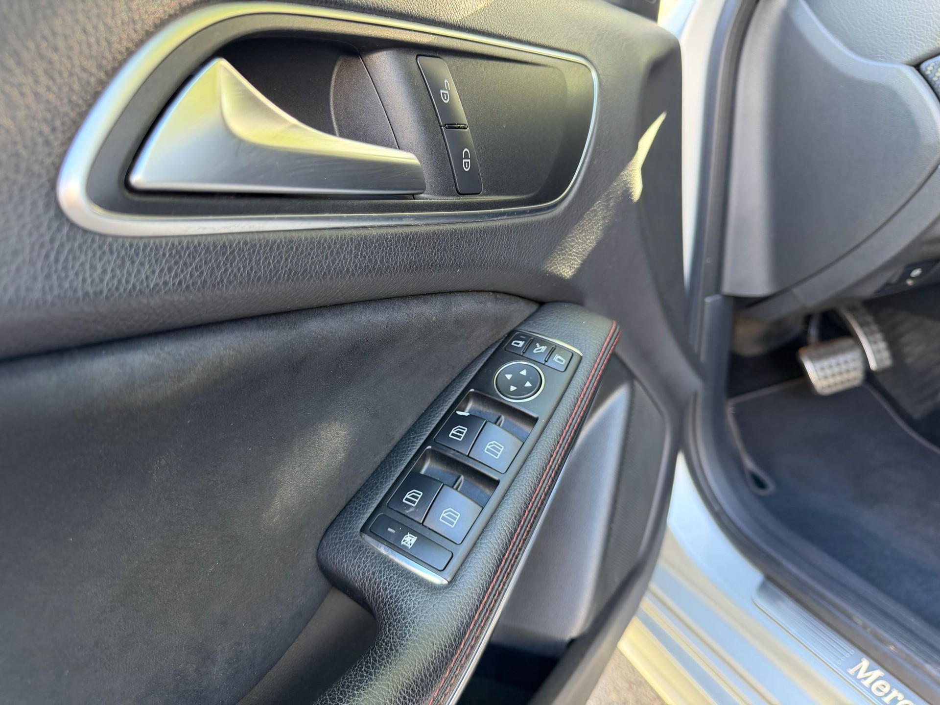 MERCEDES-BENZ A 250 AMG Line 4Matic 7G-DCT-image-17