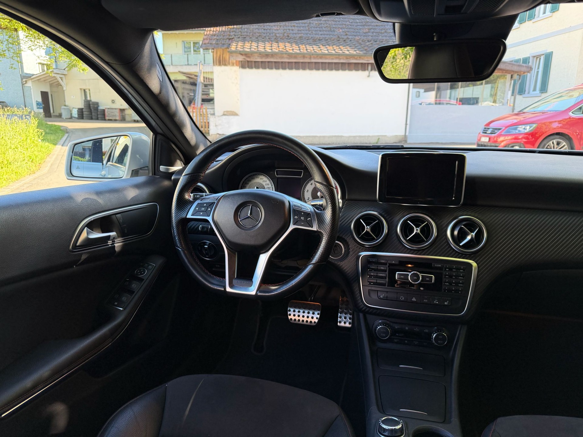 MERCEDES-BENZ A 250 AMG Line 4Matic 7G-DCT-image-11
