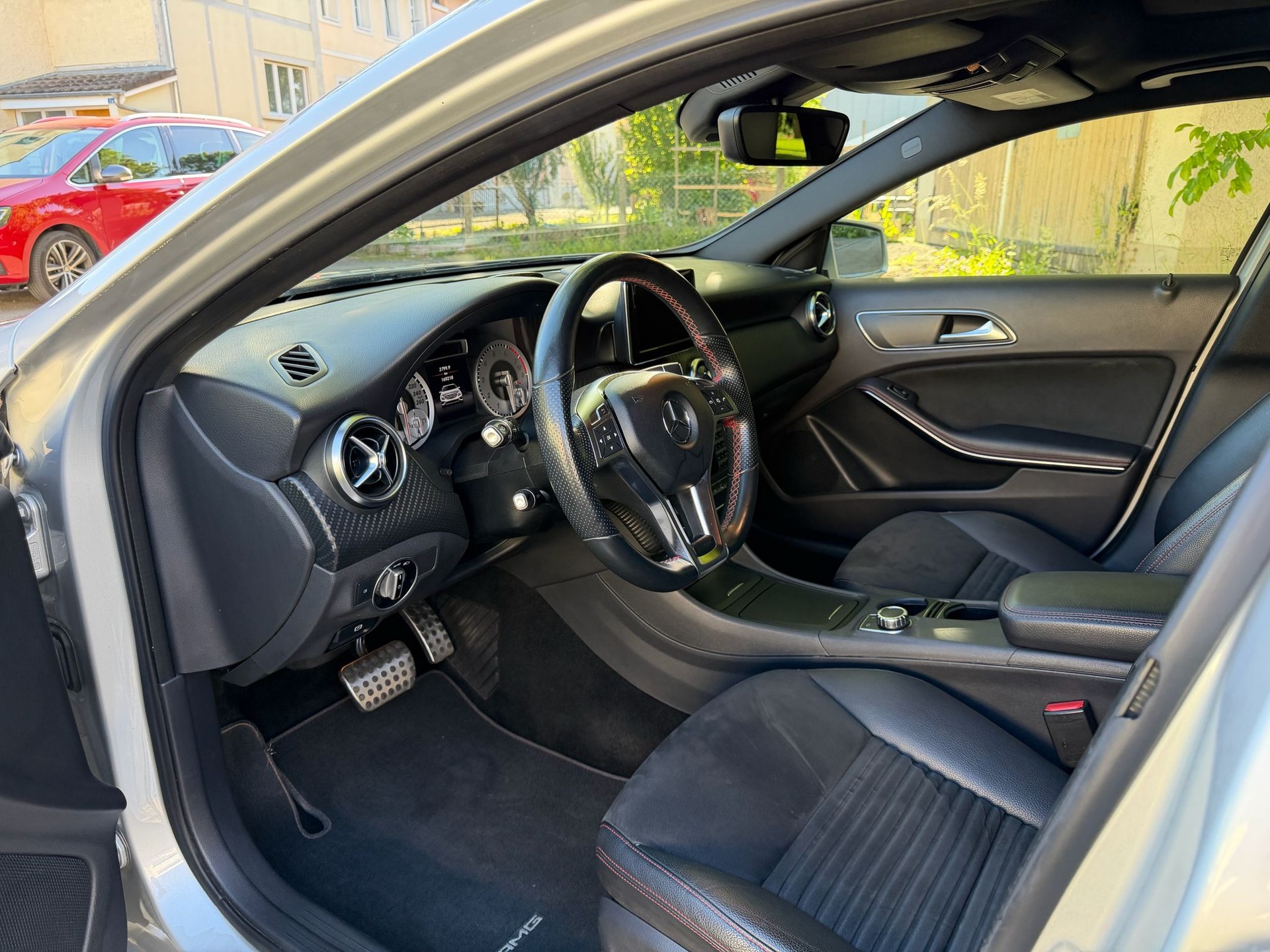 MERCEDES-BENZ A 250 AMG Line 4Matic 7G-DCT-image-12