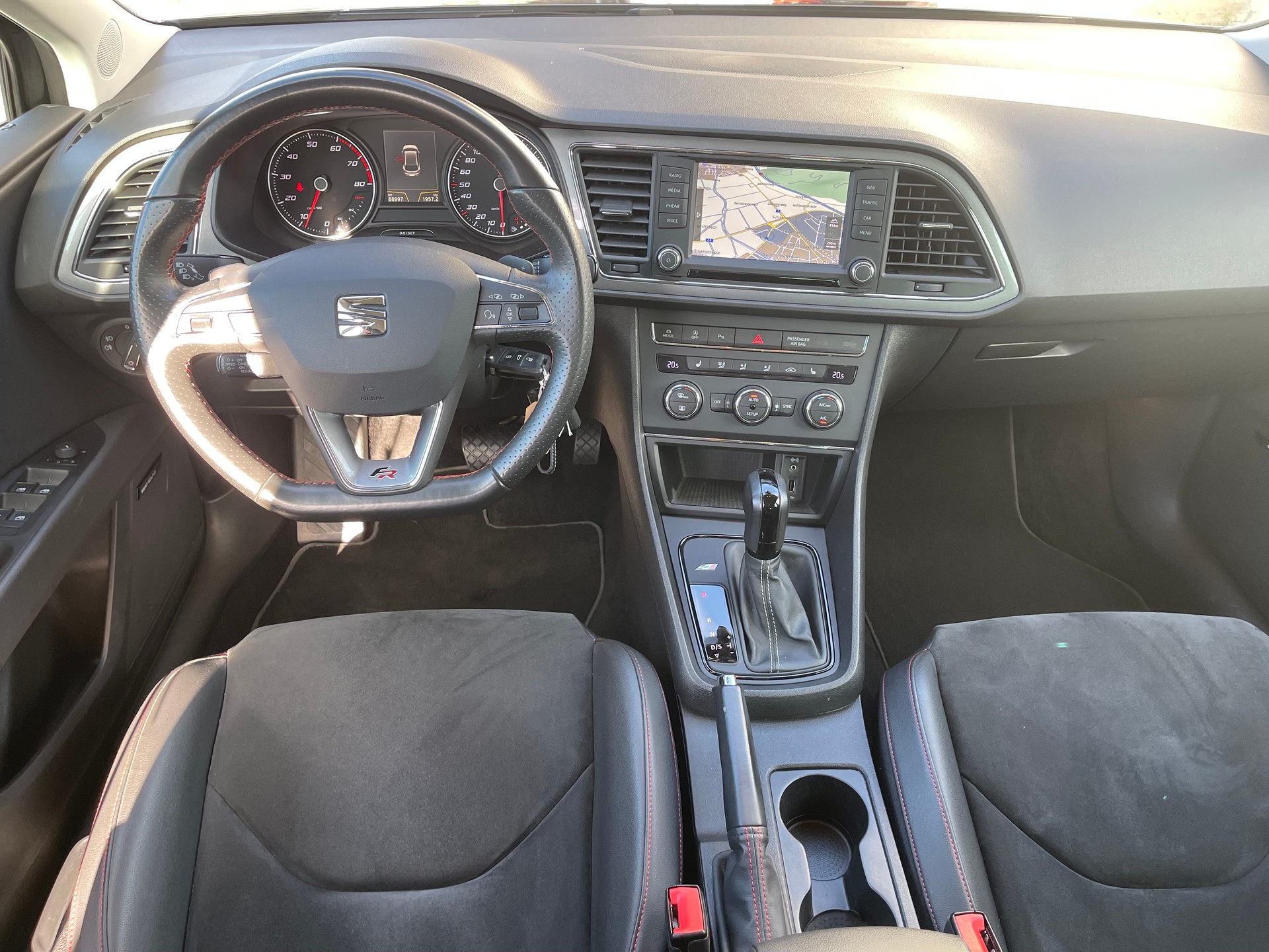 SEAT Leon 1.4 TSI Swiss FR-image-11