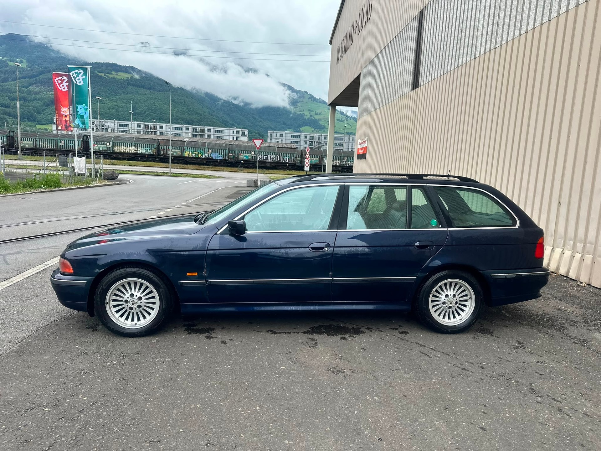BMW 540i Touring-image-2