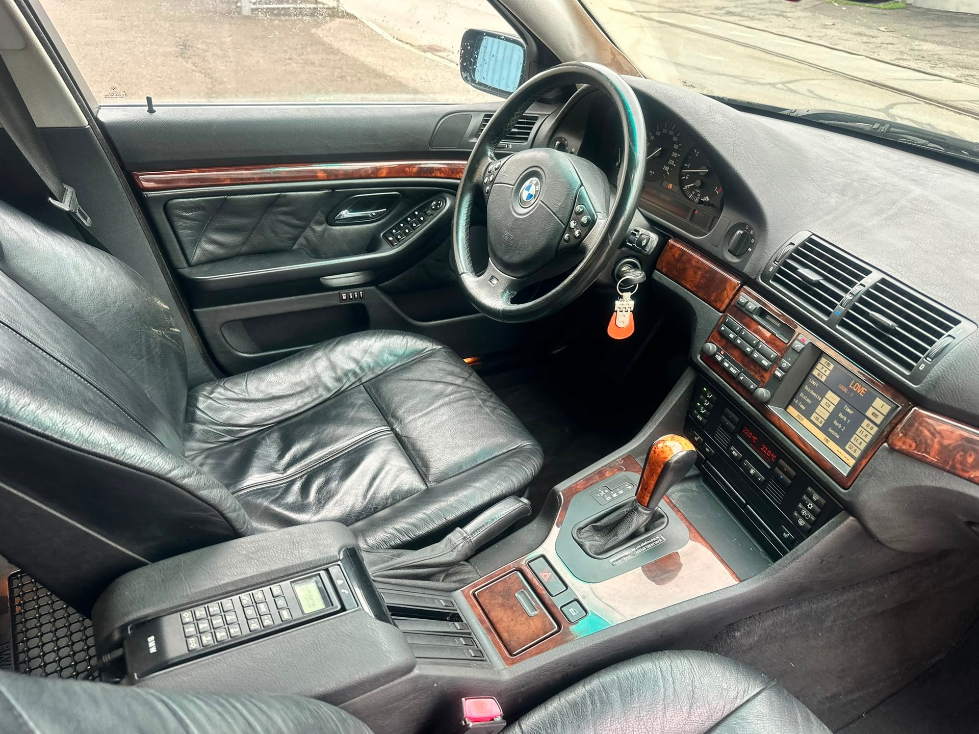 BMW 540i Touring-image-10