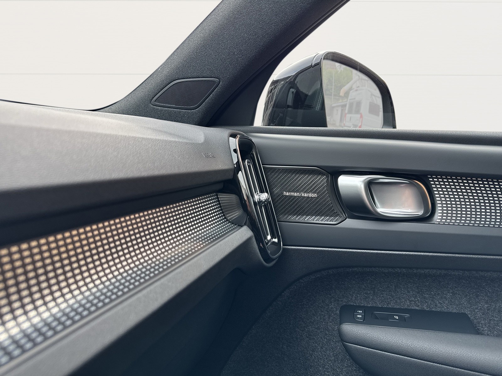 VOLVO EX40 Twin Black Edition AWD-image-16