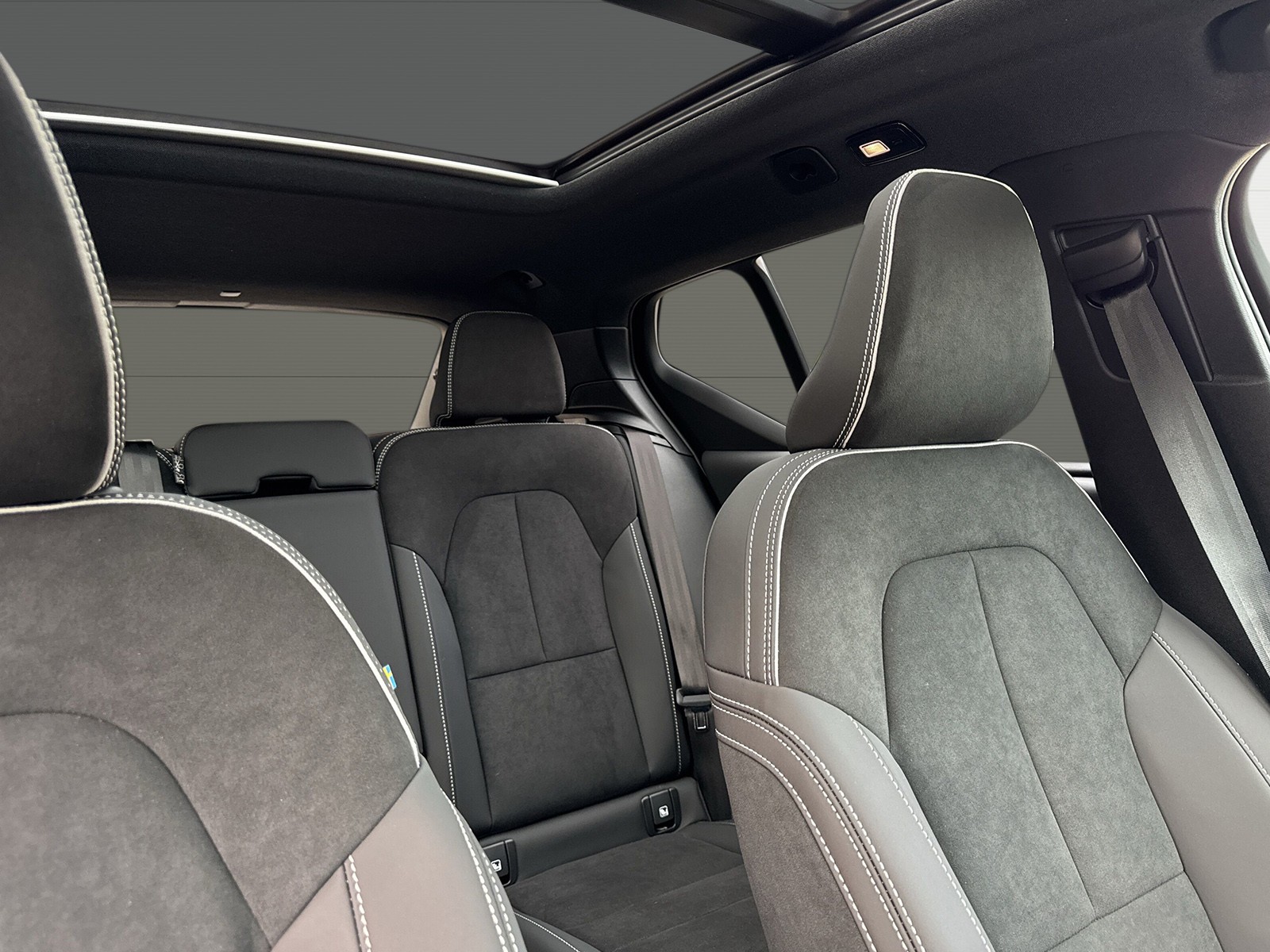 VOLVO EX40 Twin Black Edition AWD-image-8