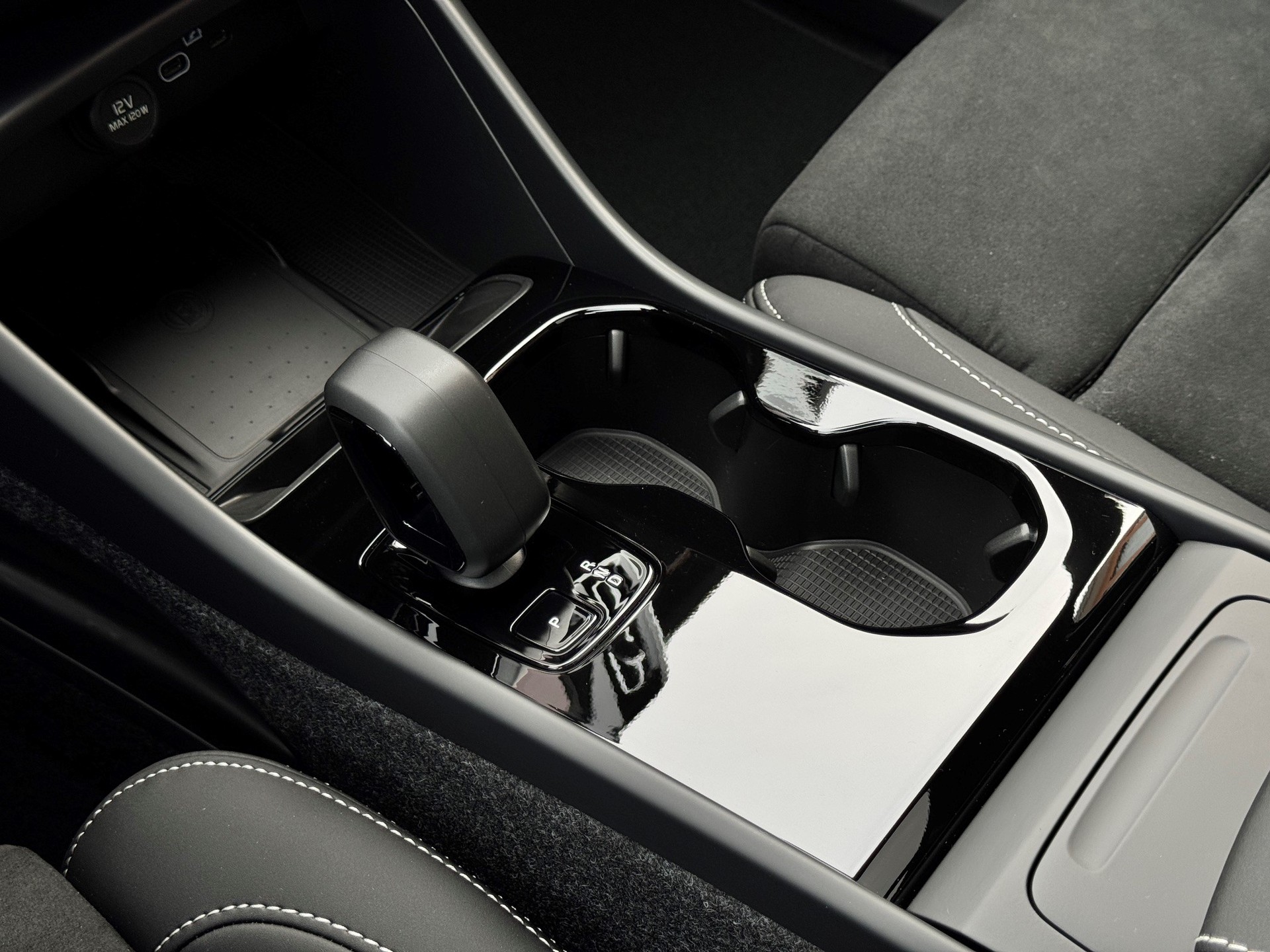 VOLVO EX40 Twin Black Edition AWD-image-17