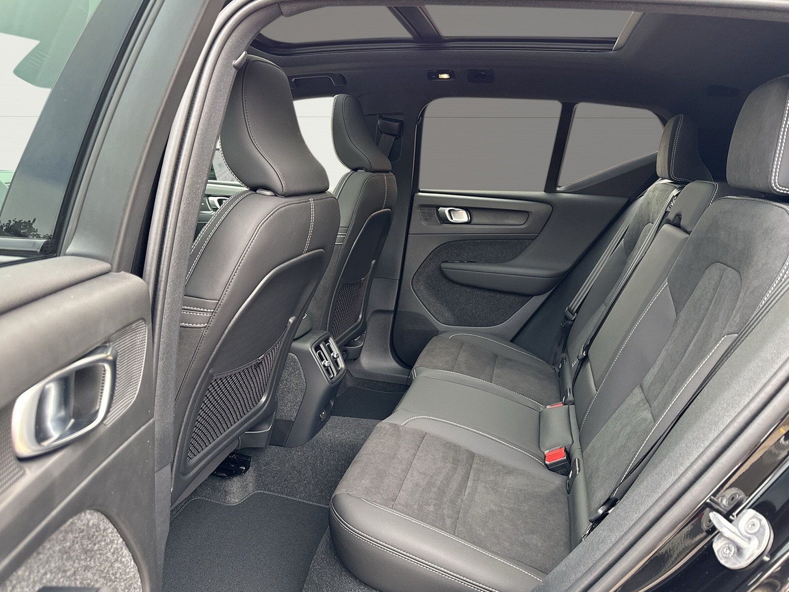 VOLVO EX40 Twin Black Edition AWD-image-9