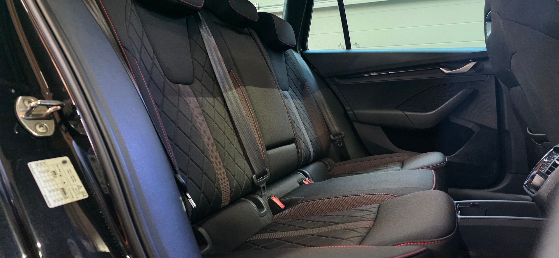 SKODA Octavia Combi 2.0 TSI DSG RS *Anhängerkupplung*Panoramadach*Spurhalte-AbstandAssisten*CarPlay/AndroidAuto*Rückfahrkamera*-image-30