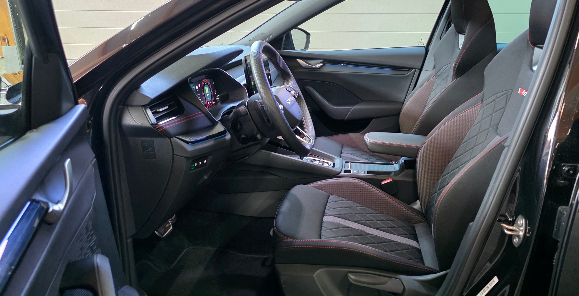 SKODA Octavia Combi 2.0 TSI DSG RS *Anhängerkupplung*Panoramadach*Spurhalte-AbstandAssisten*CarPlay/AndroidAuto*Rückfahrkamera*-image-8