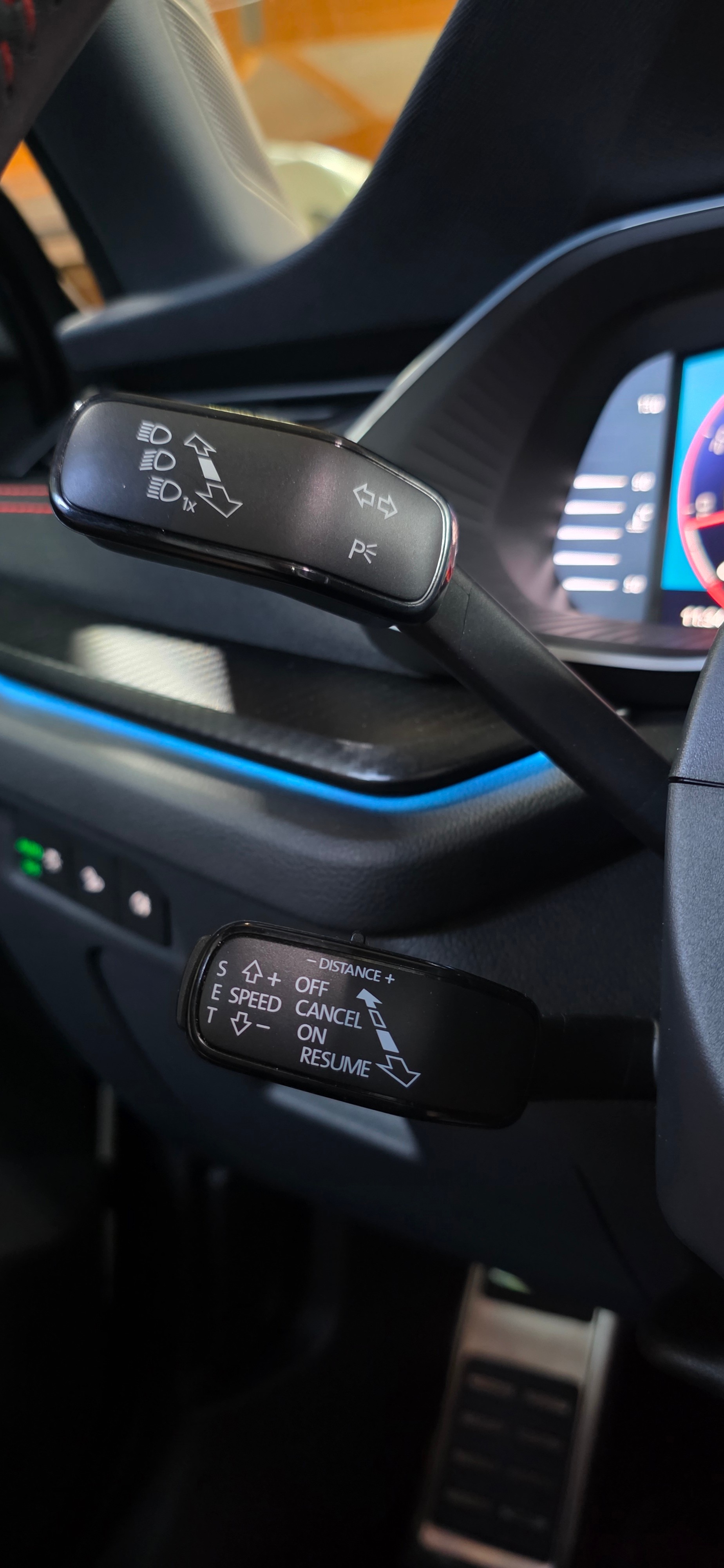 SKODA Octavia Combi 2.0 TSI DSG RS *Anhängerkupplung*Panoramadach*Spurhalte-AbstandAssisten*CarPlay/AndroidAuto*Rückfahrkamera*-image-16