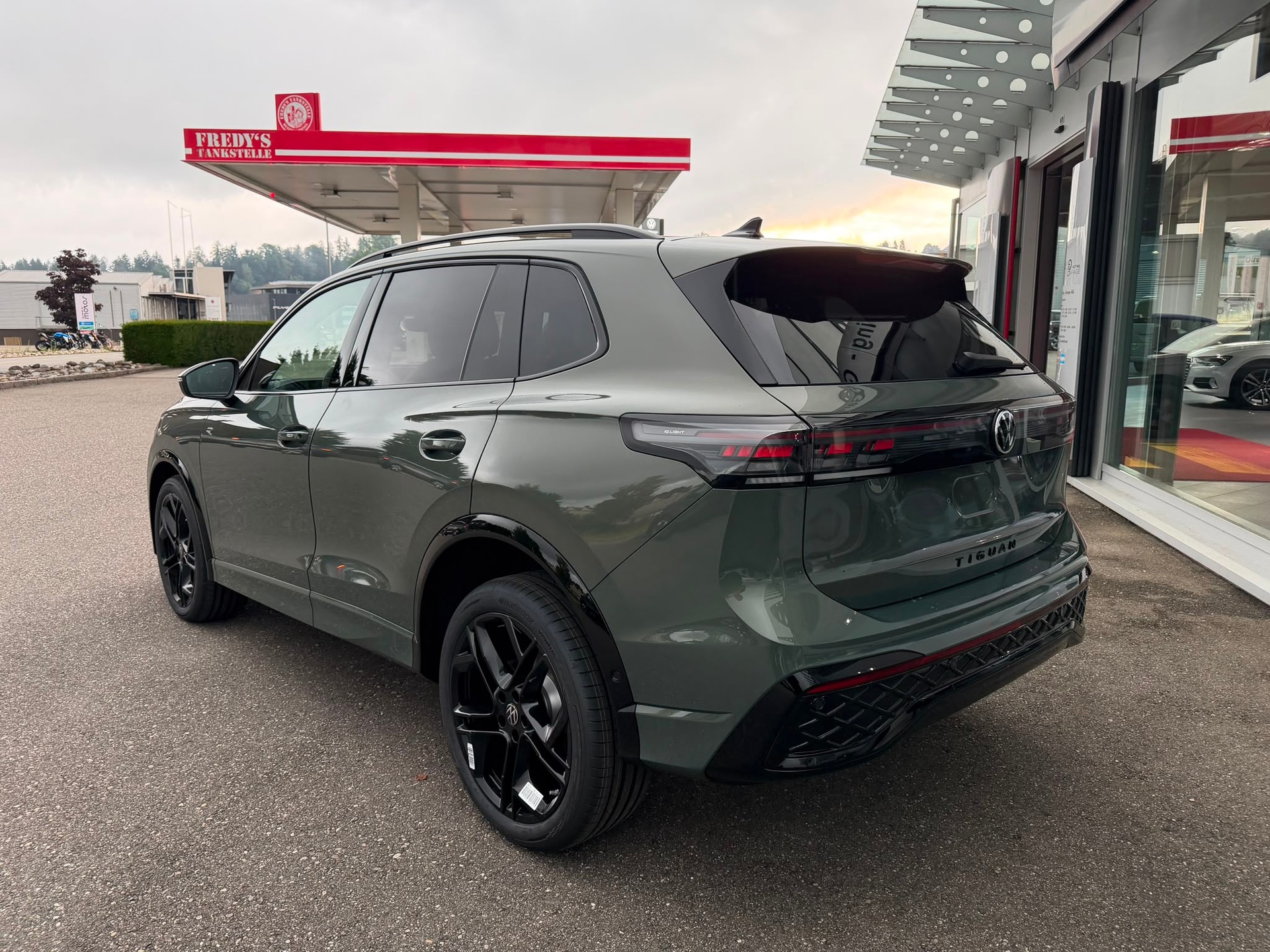 VW Tiguan 2.0 TSI DSG R-Line United 4Motion-image-2