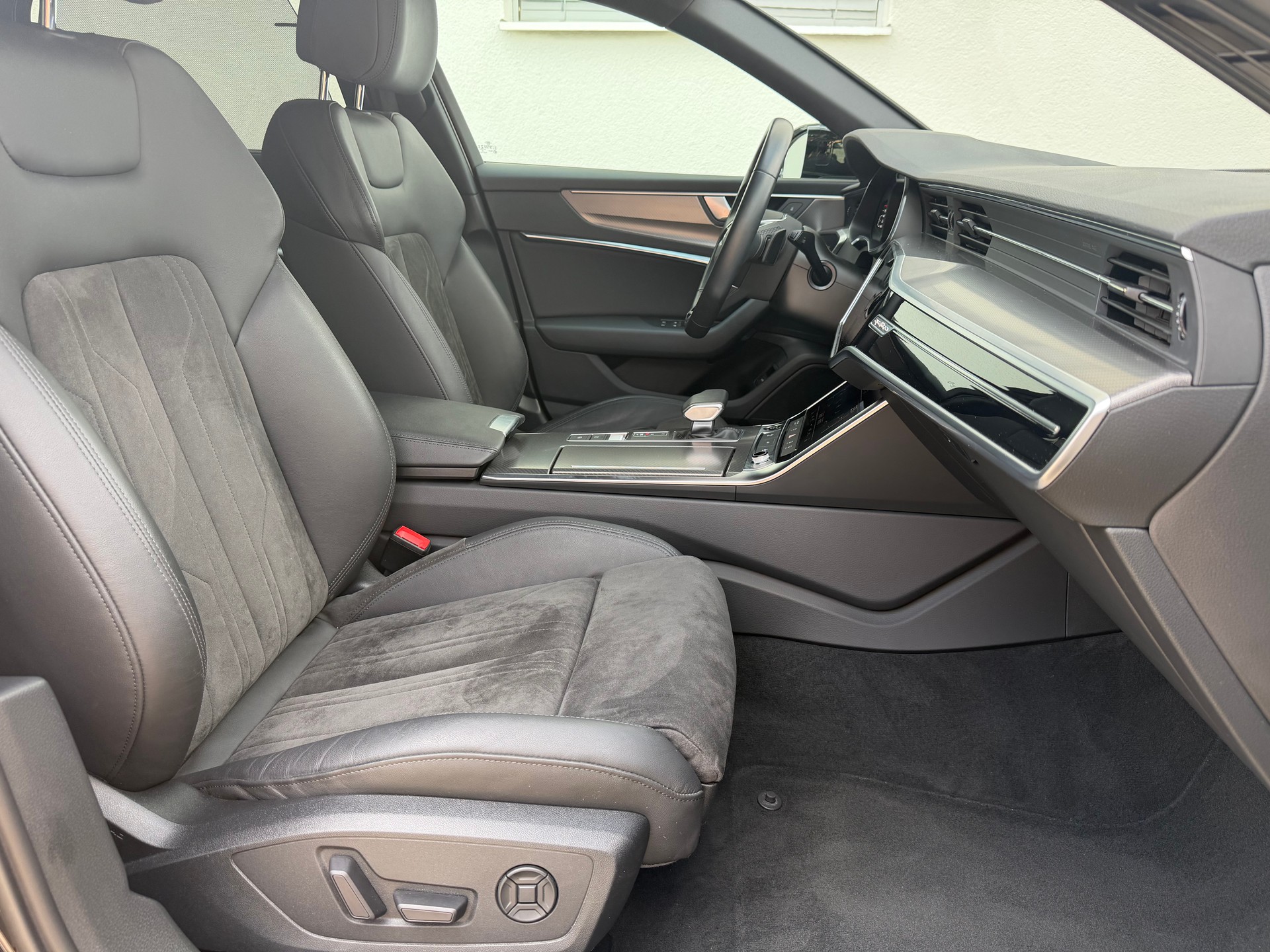 AUDI A6 Avant 40 TDI Sport Attraction quattro S-tronic-image-16
