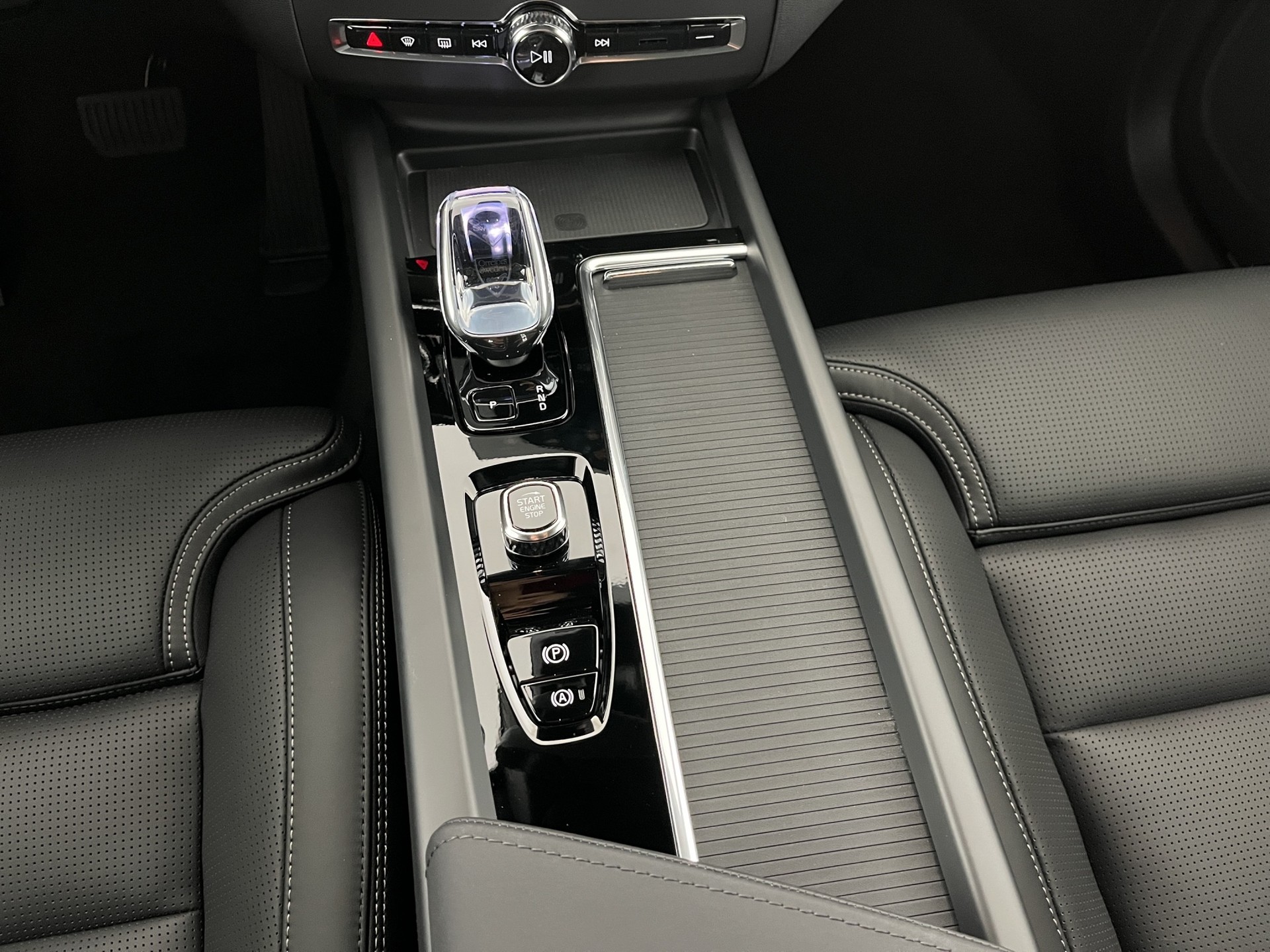 VOLVO XC60 2.0 T8 TE Black Edition eAWD-image-15