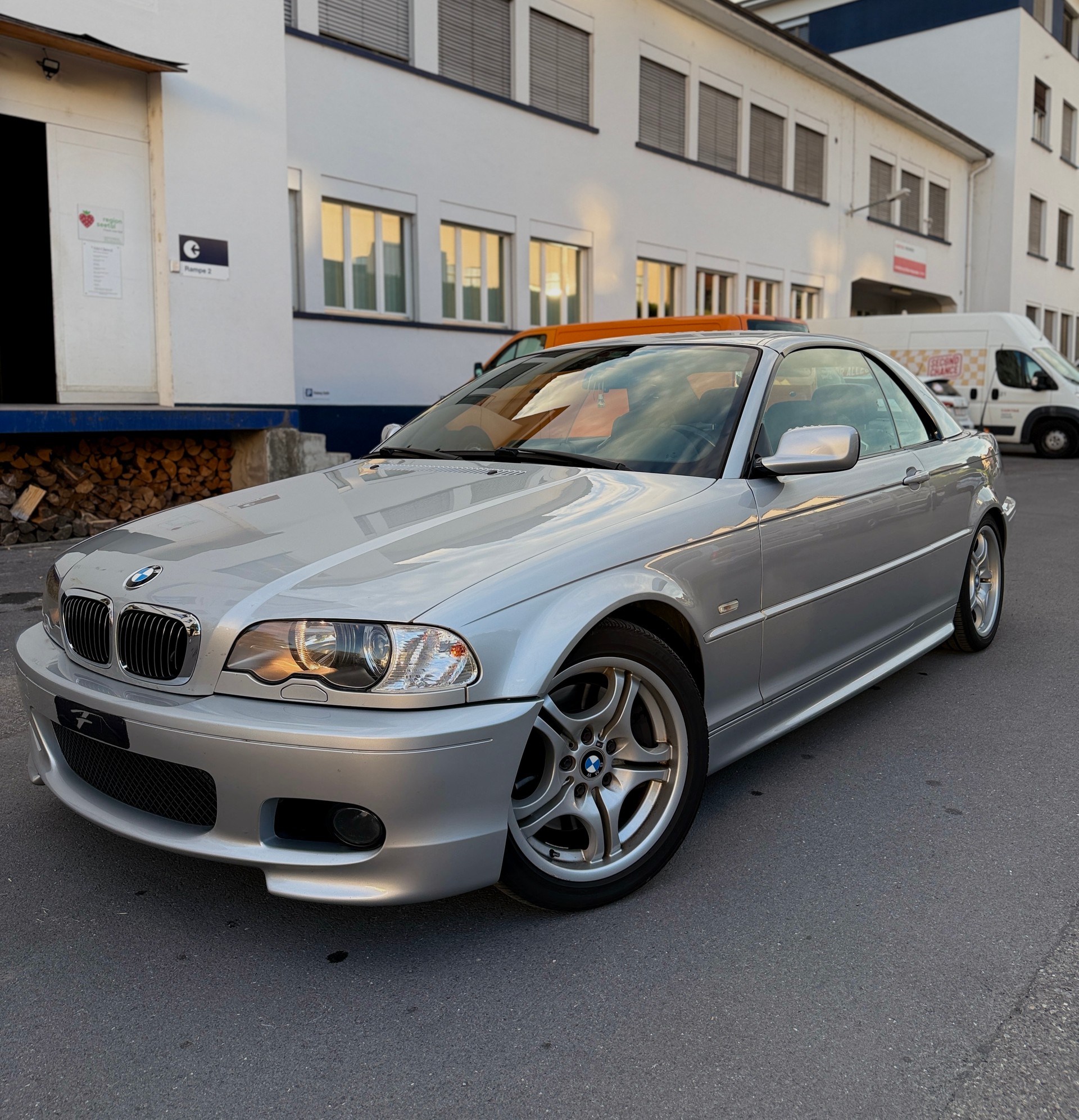 BMW 330Ci Cabriolet-showroom-element-2