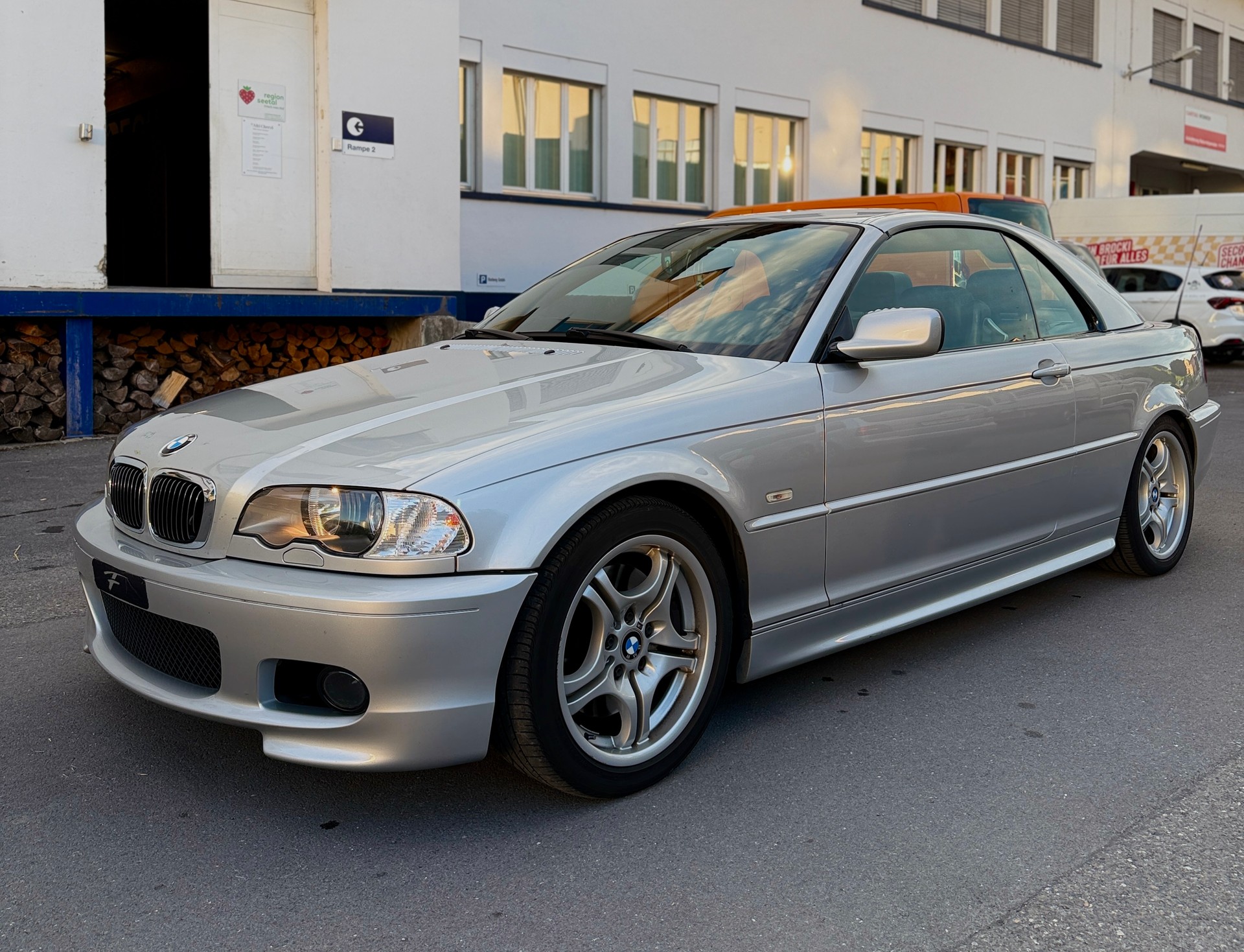 BMW 330Ci Cabriolet-showroom-element-3
