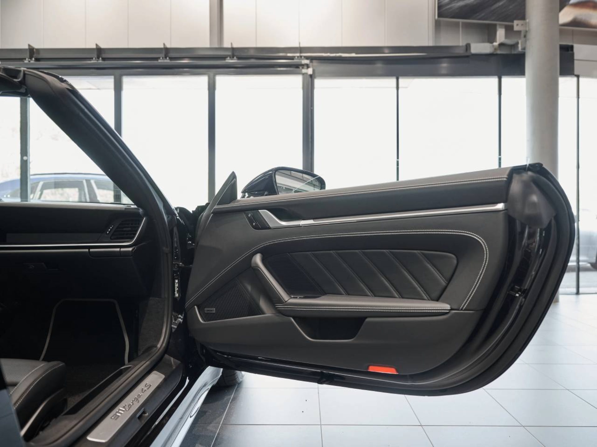 PORSCHE 911 Targa 4S-image-28