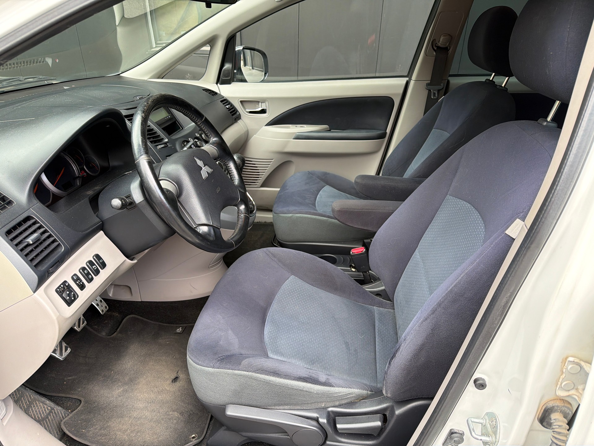 MITSUBISHI Grandis 2.0 16V DID Swiss Edition-image-10