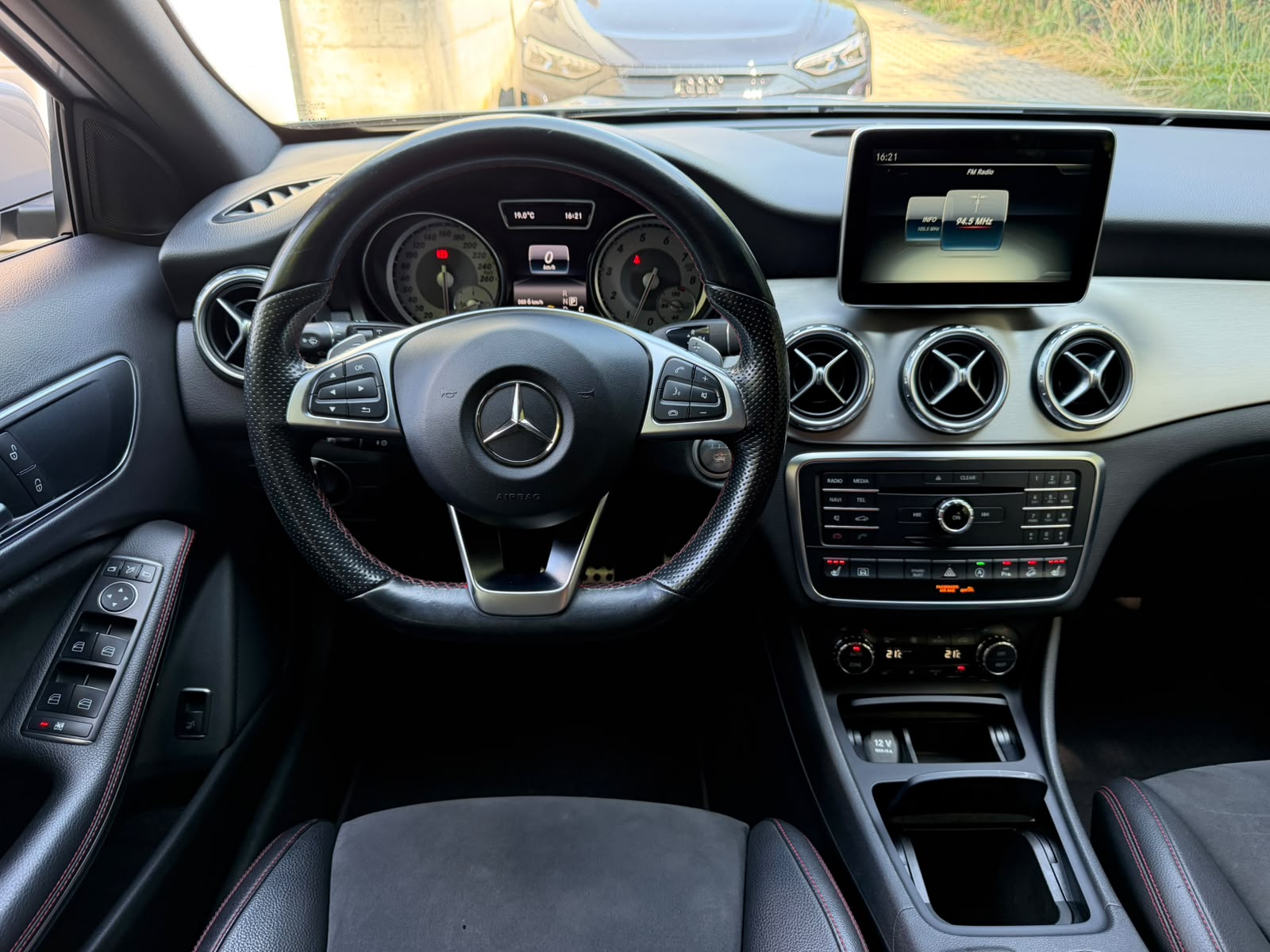 MERCEDES-BENZ GLA 250 AMG Line 4Matic 7G-DCT-image-21