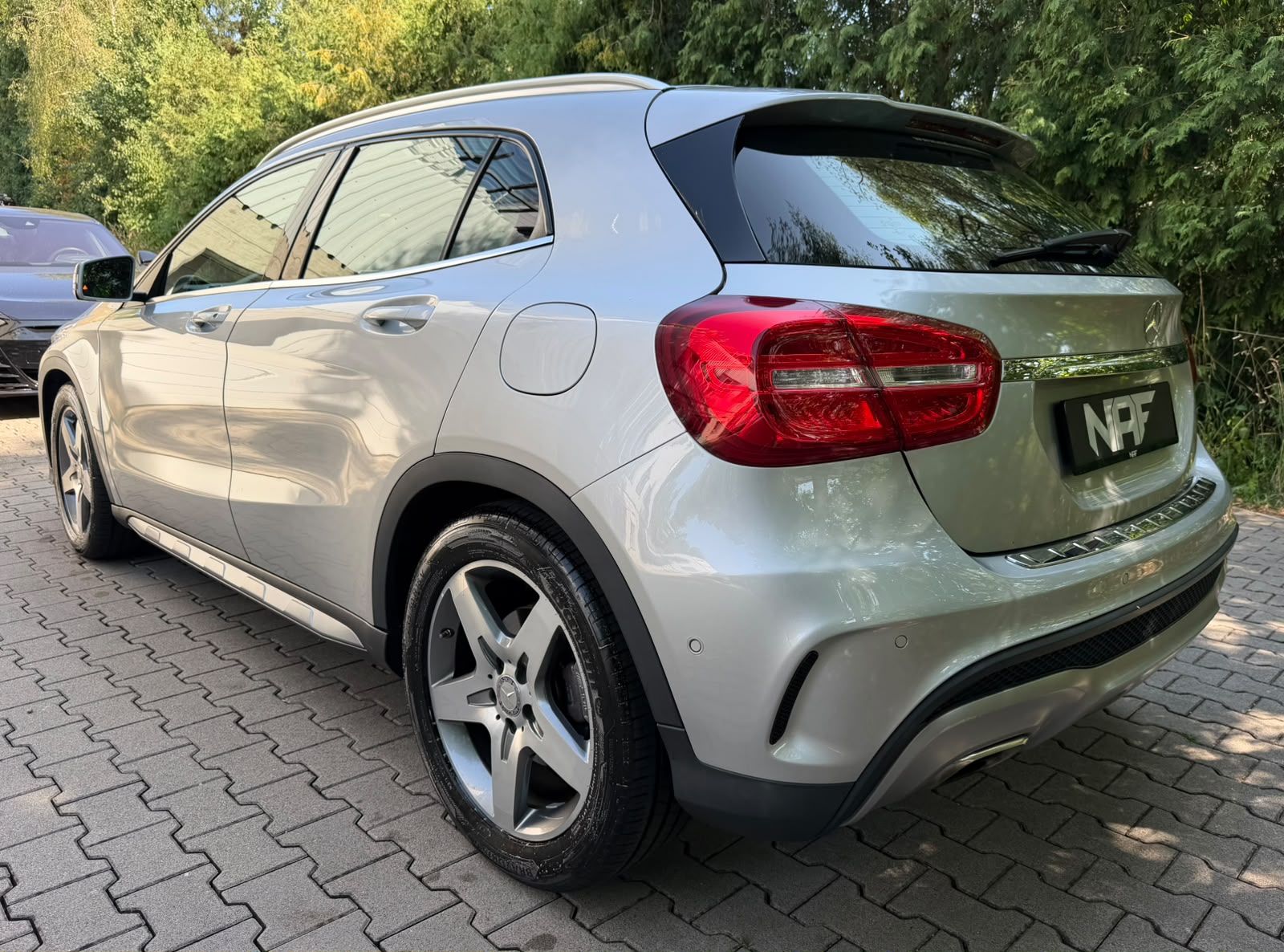 MERCEDES-BENZ GLA 250 AMG Line 4Matic 7G-DCT-image-2