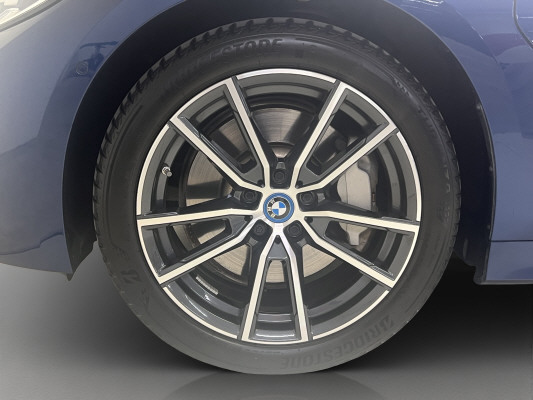 BMW 330e Sport Line-image-12