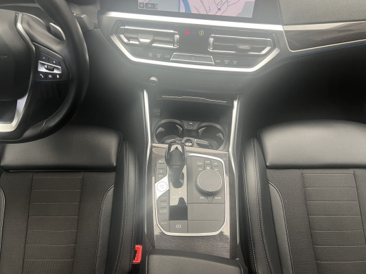 BMW 330e Sport Line-image-11