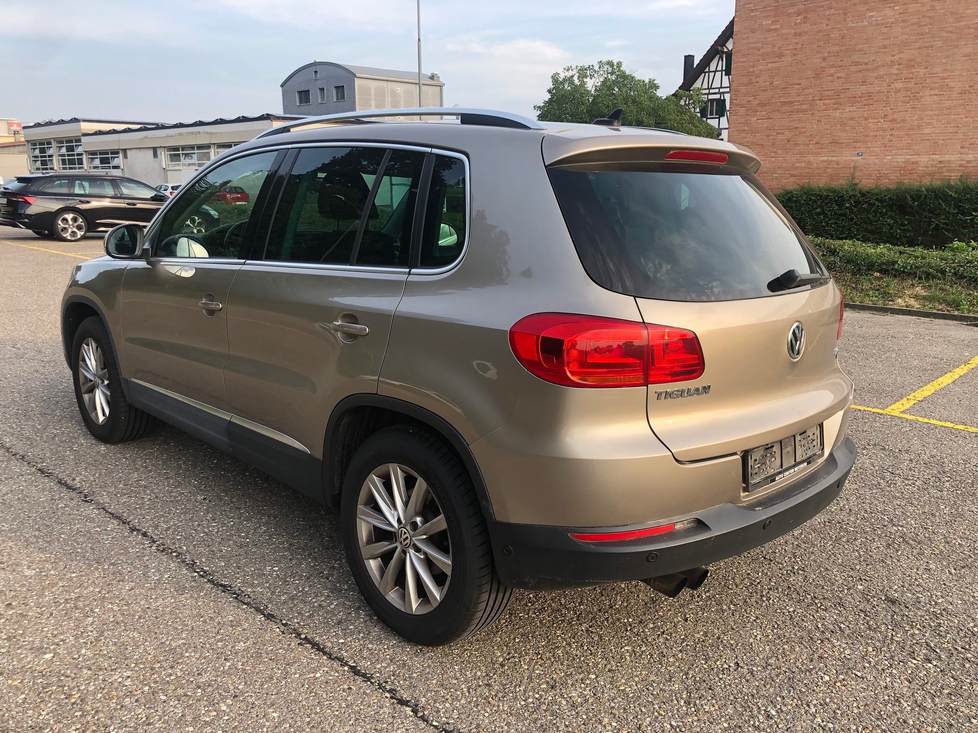 VW Tiguan 2.0 TSI Design 4Motion-image-3