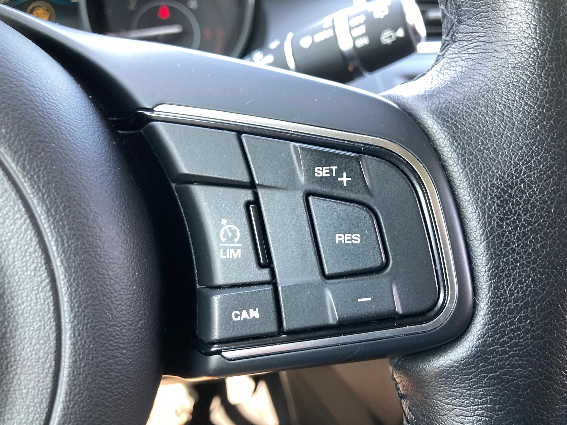 JAGUAR E-Pace 2.0d D150 AWD Automatik-image-11